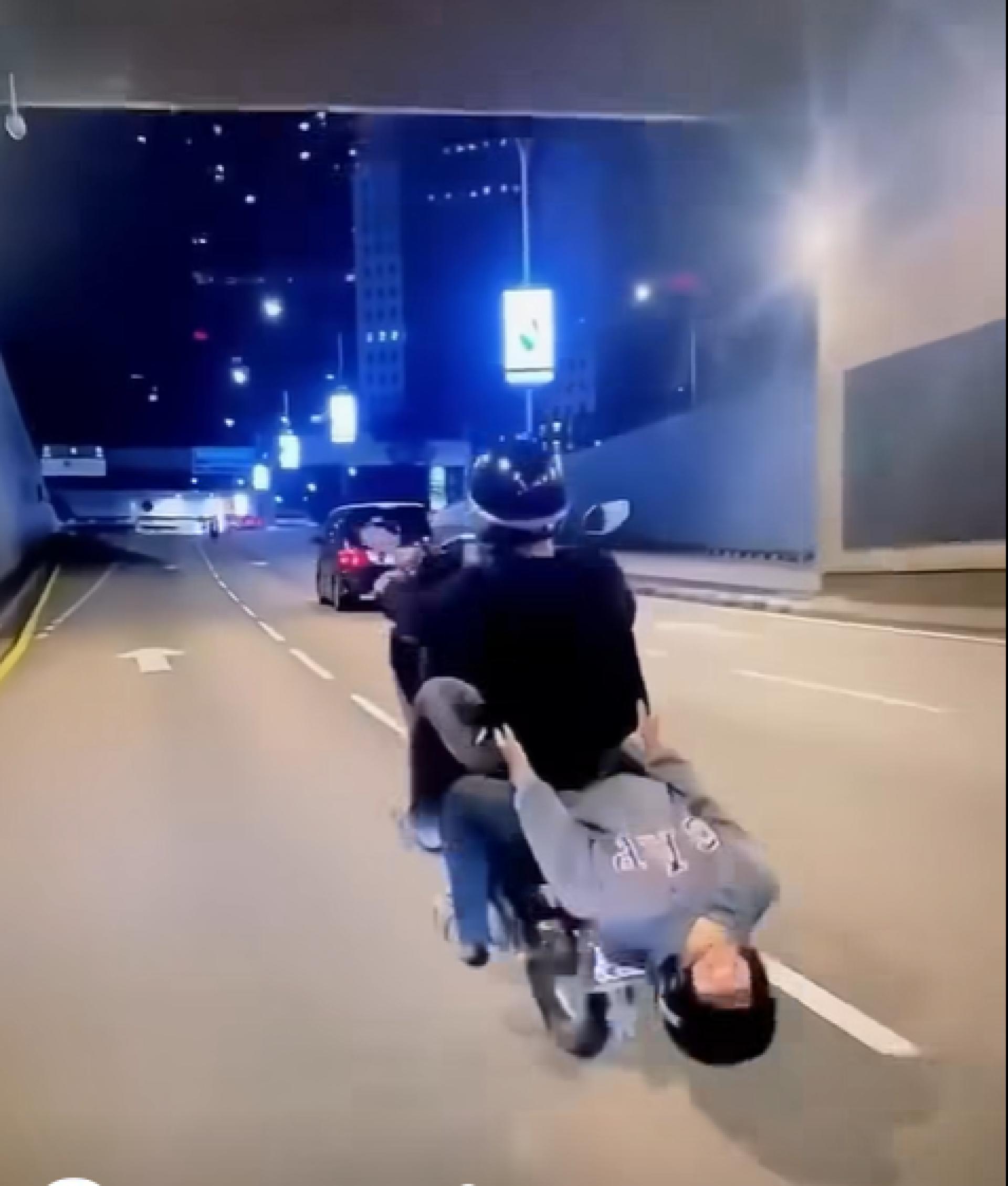 警方针对社交媒体上疯传的一段摩托车危险特技视频，逮捕两名涉事的18岁及15岁少年助查。