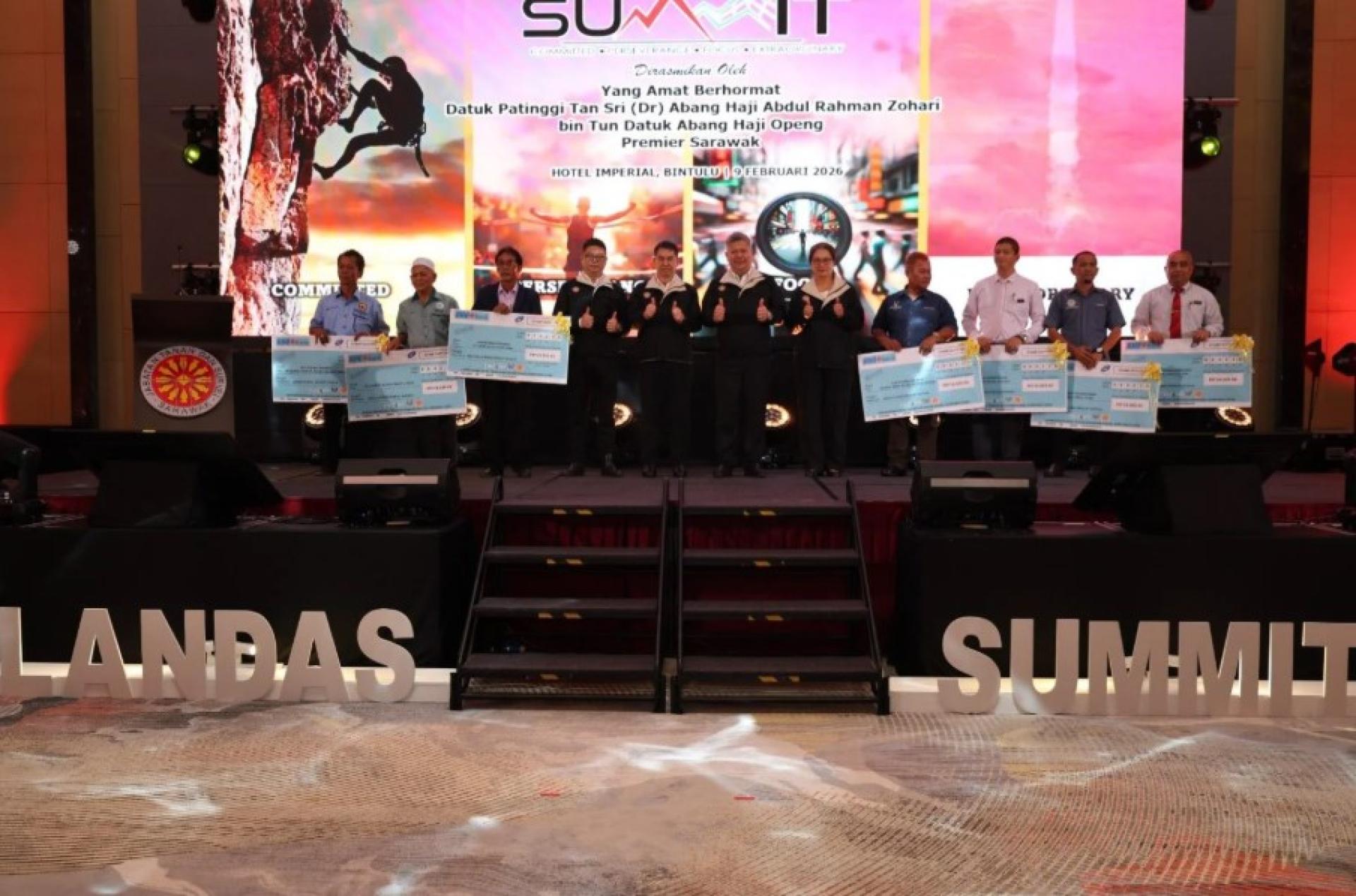 土地与测量局局长拿督阿旺赞哈里（左6）与受助单位合影。