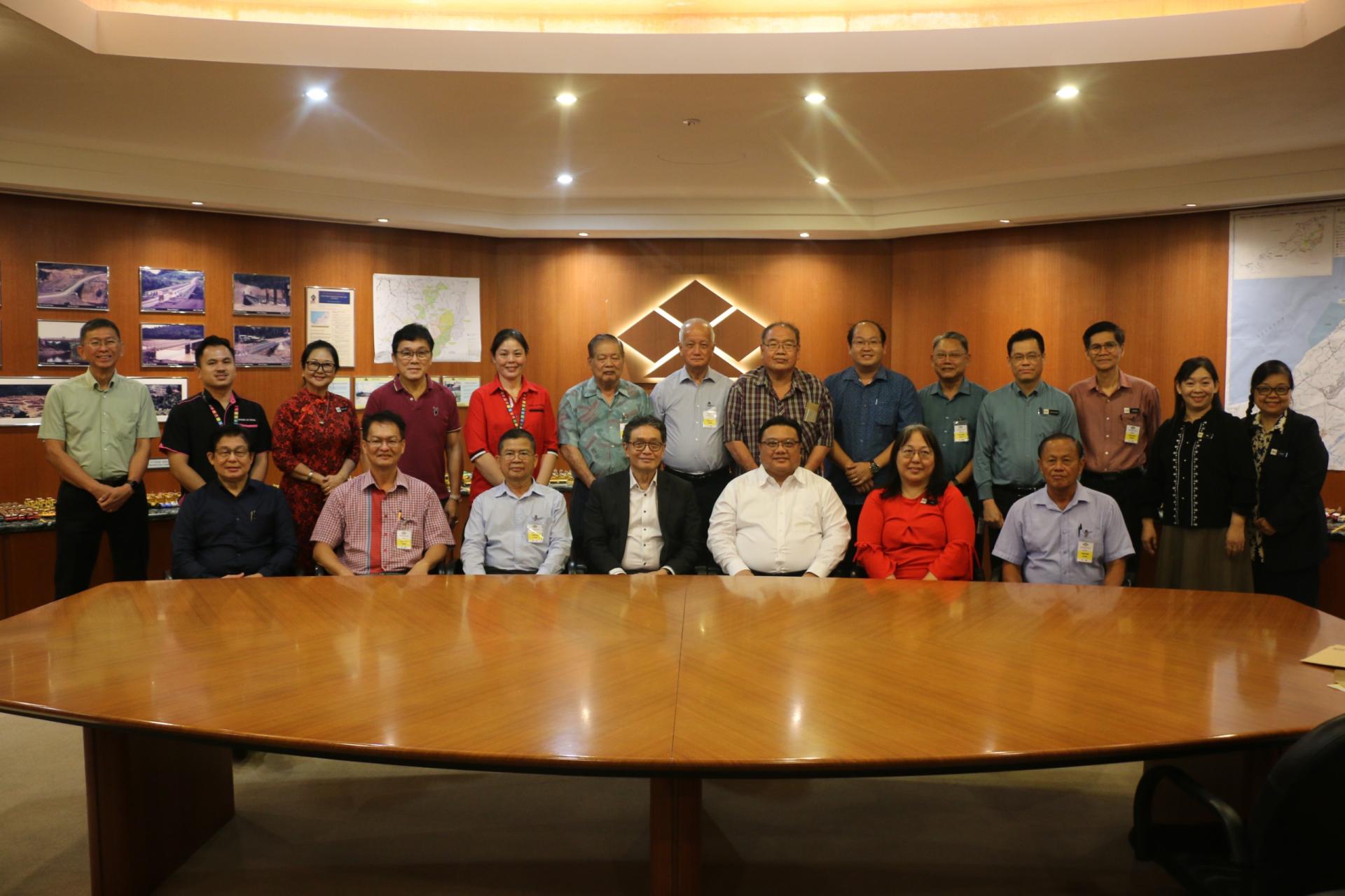 十所受益学校代表与三林集团首席执行官谢其龙合影留念，背景为在美里三林大厦举行的20万令吉捐赠交付仪式。