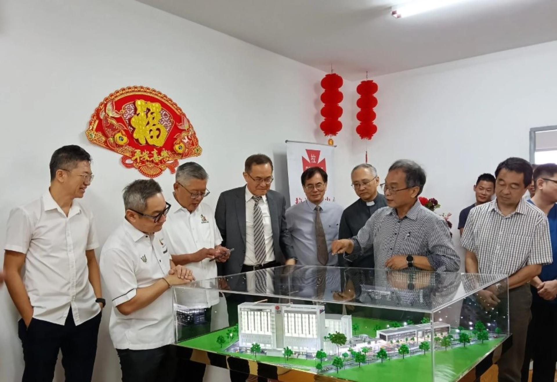 左起：刘会耀、程明智、Clarence Ting Ing Horh、Dr John Tang、Dr Peter Tang及其他嘉宾于启动仪式合影。