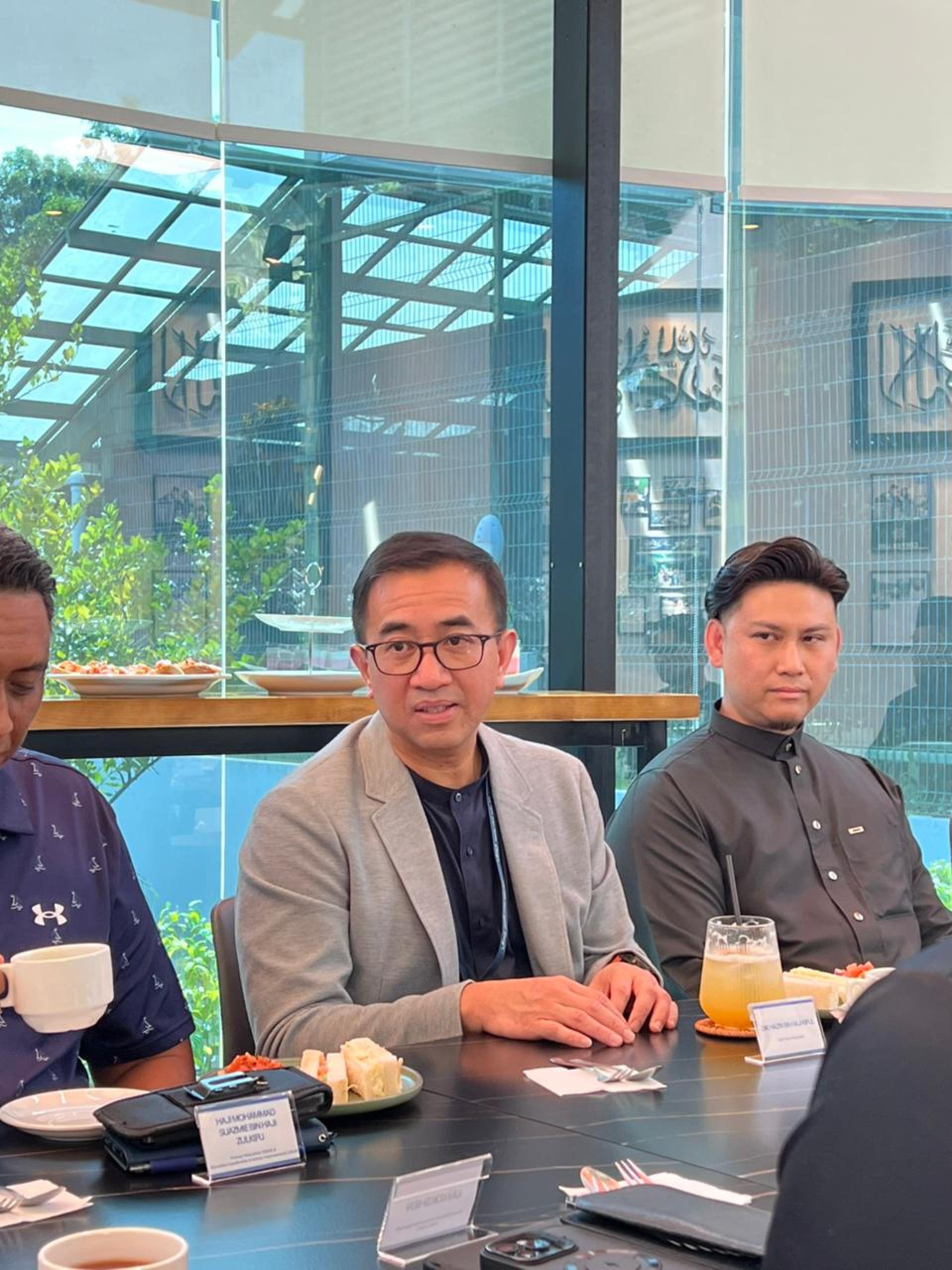 汶大校长哈兹里出席交流会