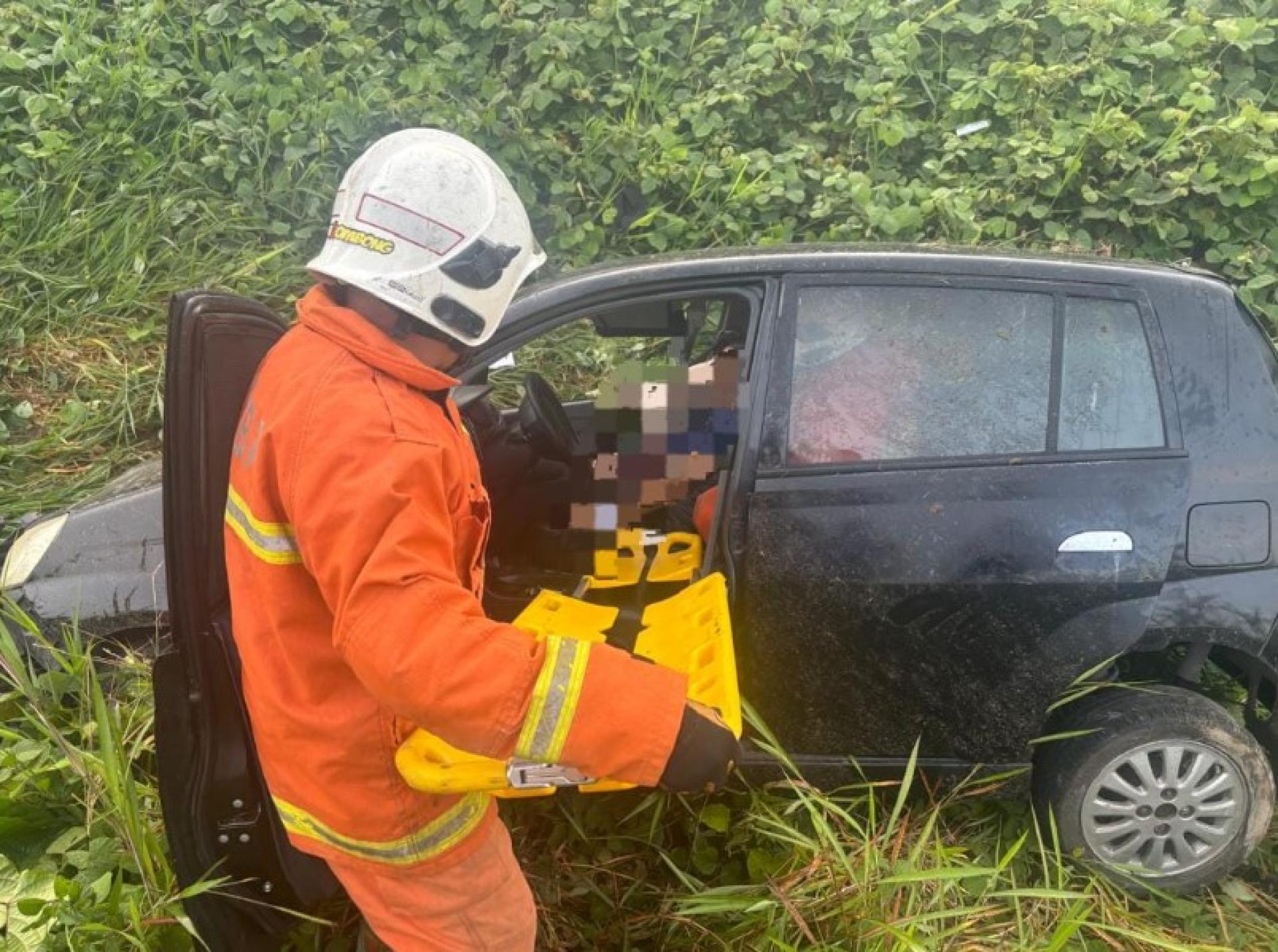 消防员协助救出受困伤者。