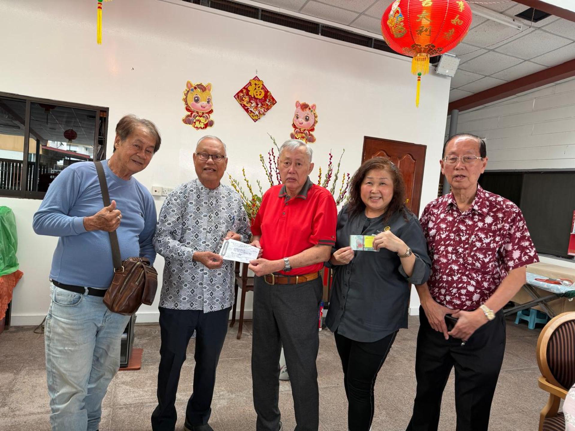 周文福（左2）移交予该会副会长卢顺年