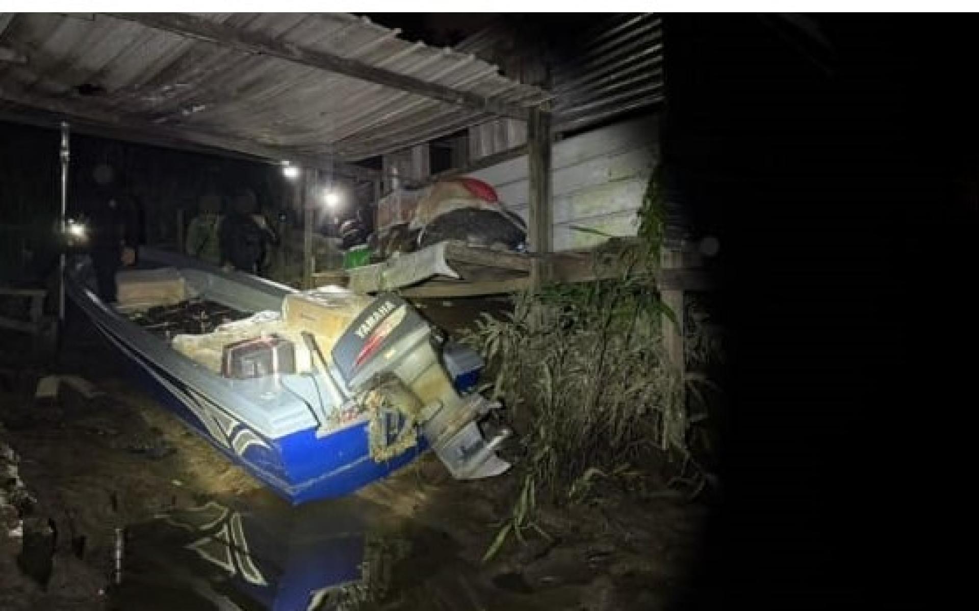 执法人员扣押走私违禁品的船只