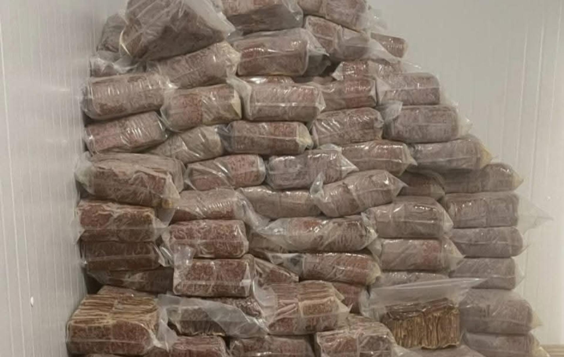 破获的无证冷冻产品。