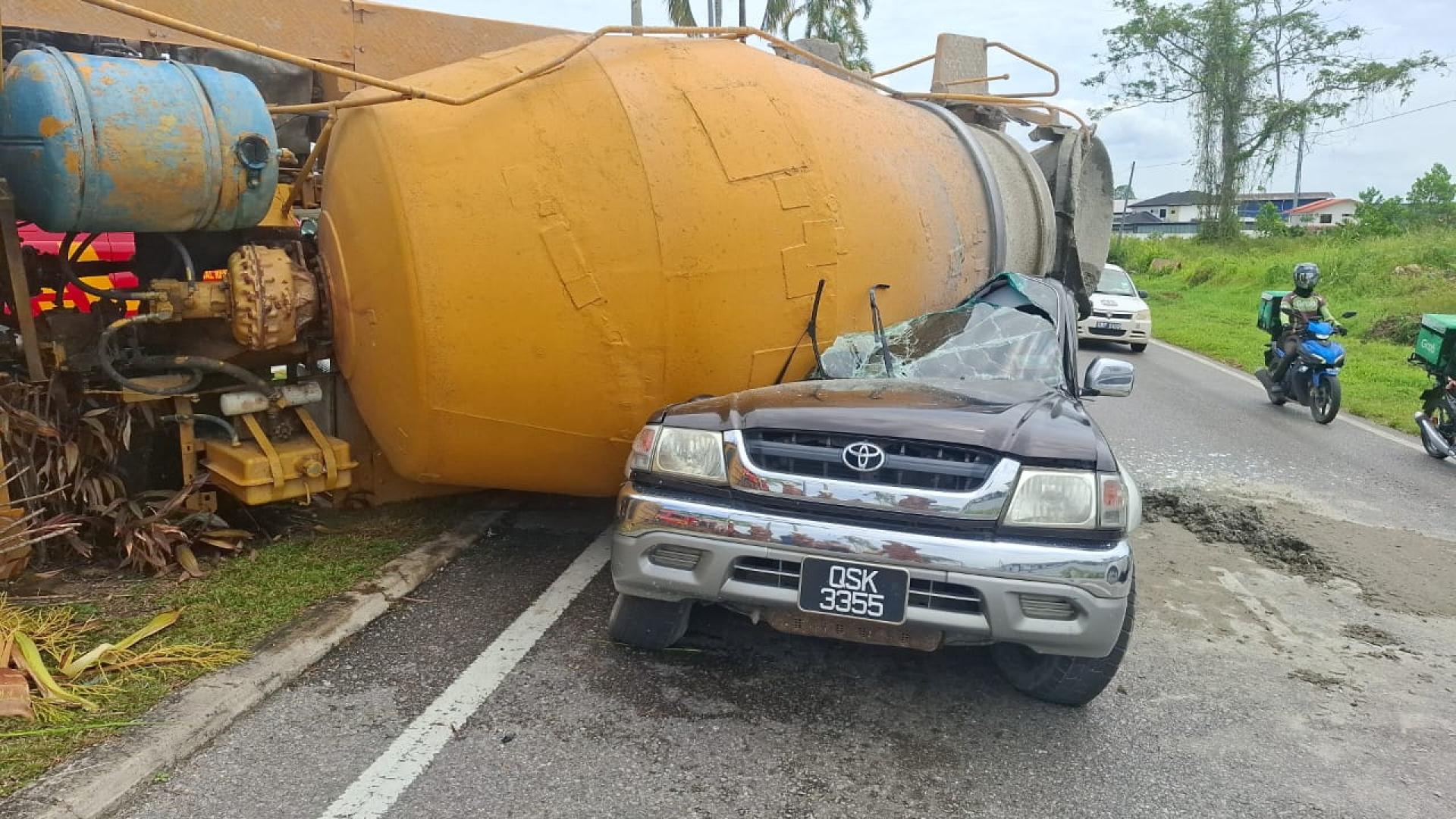 诗巫德顺路、罗士里多比桥前路段，今午发生一起严重交通意外，一辆丰田Hilux皮卡被水泥罗厘压中，造成一名约60岁男子当场失去意识，受困车内。