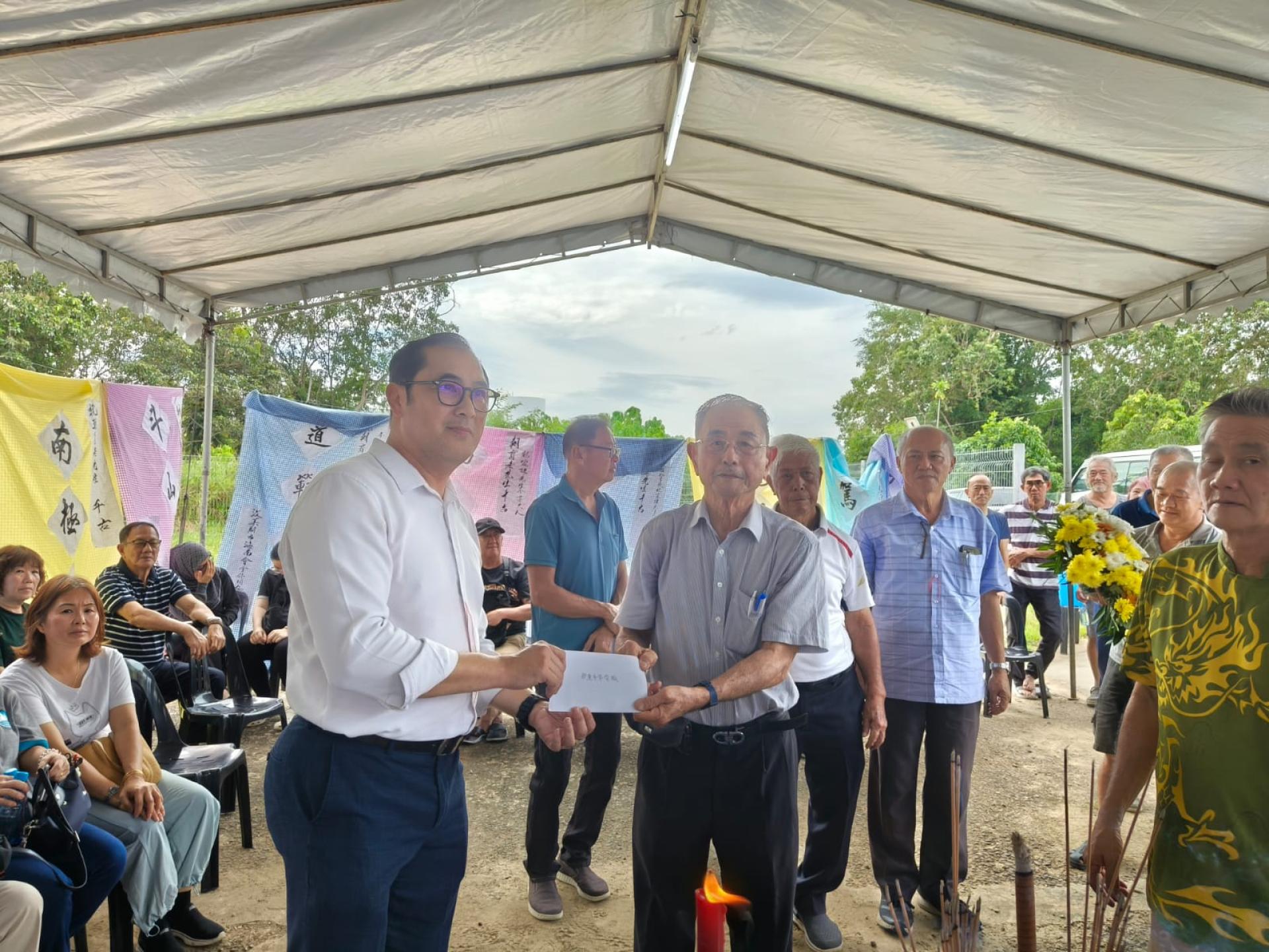 都东中华学校董事长孙胜利代领善款