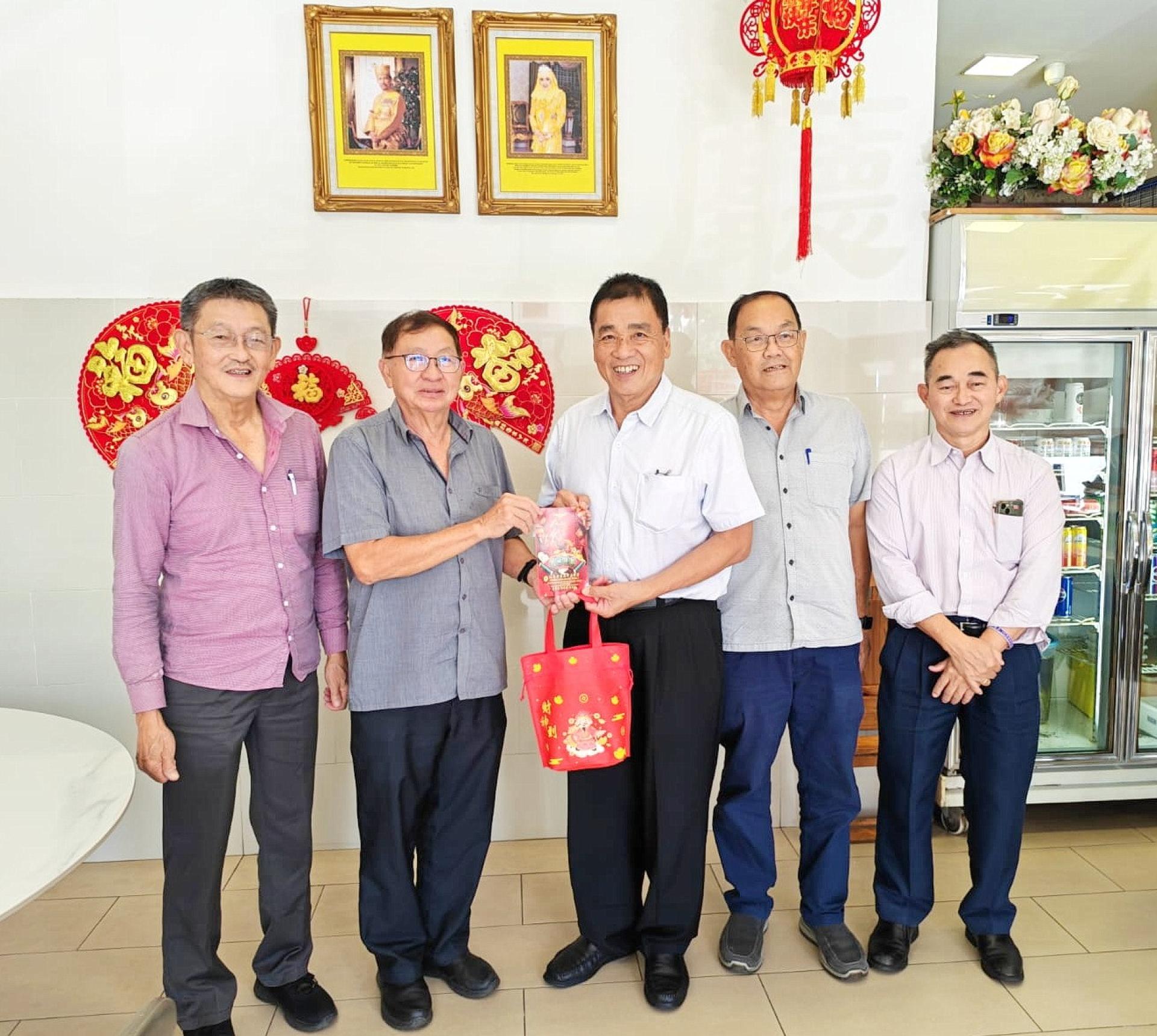 诗里亚中正中学董事长陈金明（左二）移交贺年卡予亿发有限公司董事经理刘世泉博士（右三）贺年，右起为华商刘坤璋、该校董事董事会计刘玮平，左为该校董事总务杨建秀。