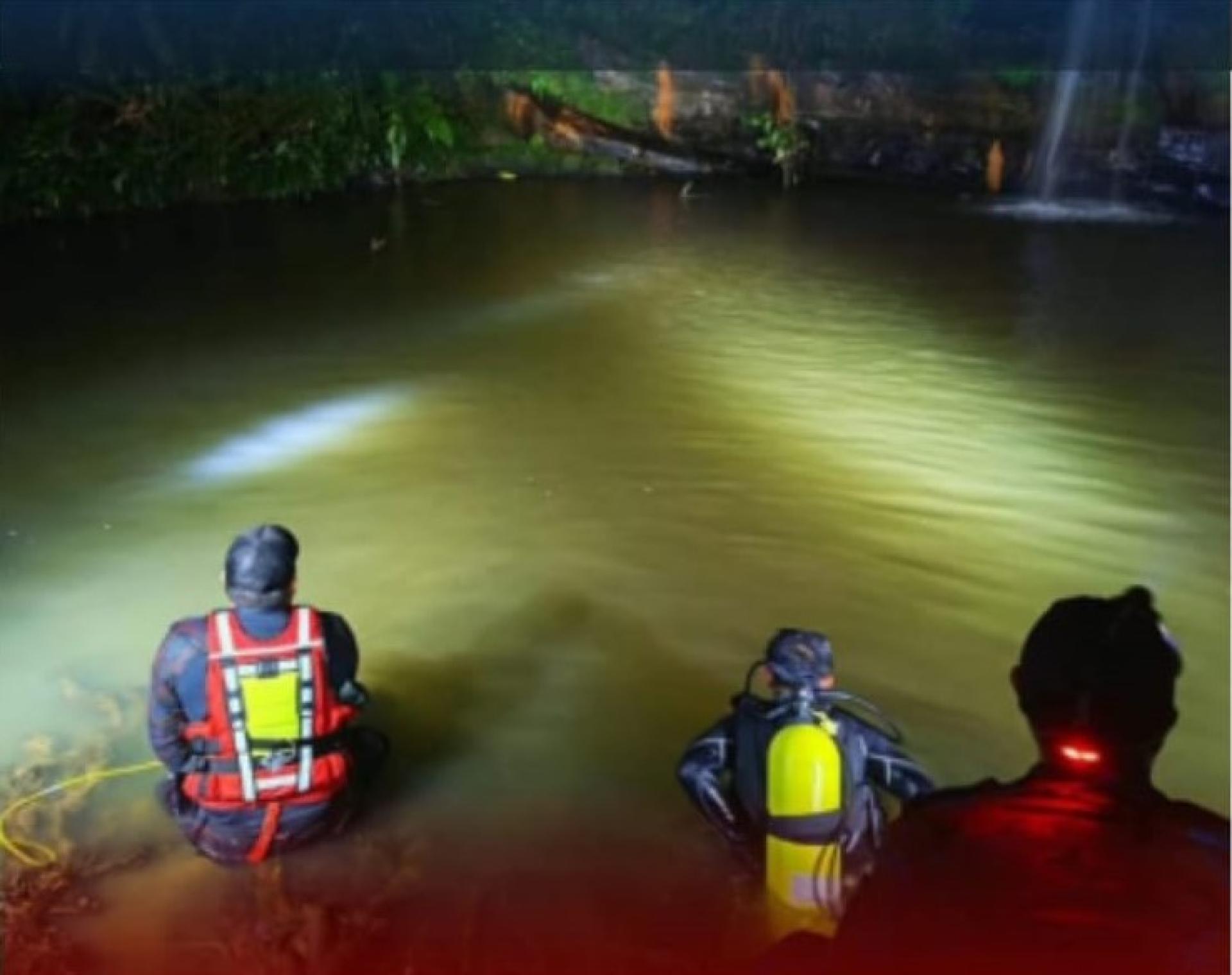 潜水员进行搜救行动