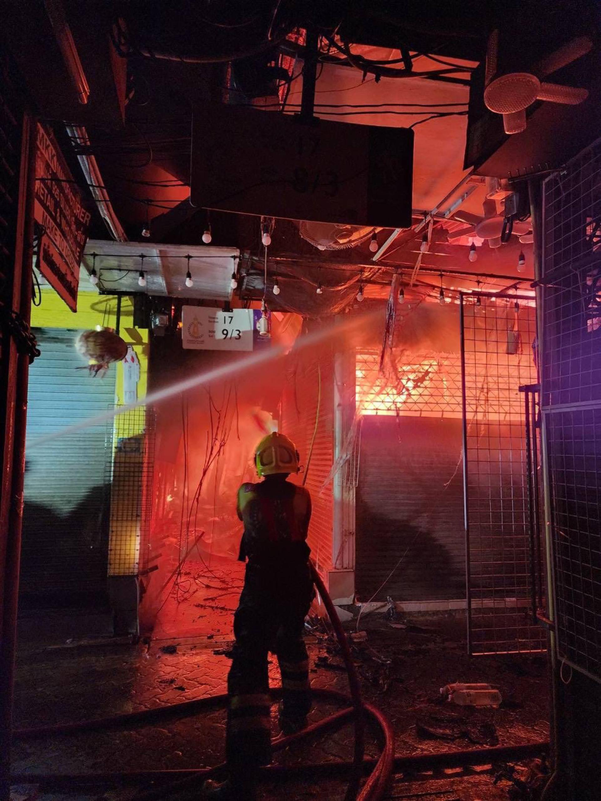 消防员全力灭火。