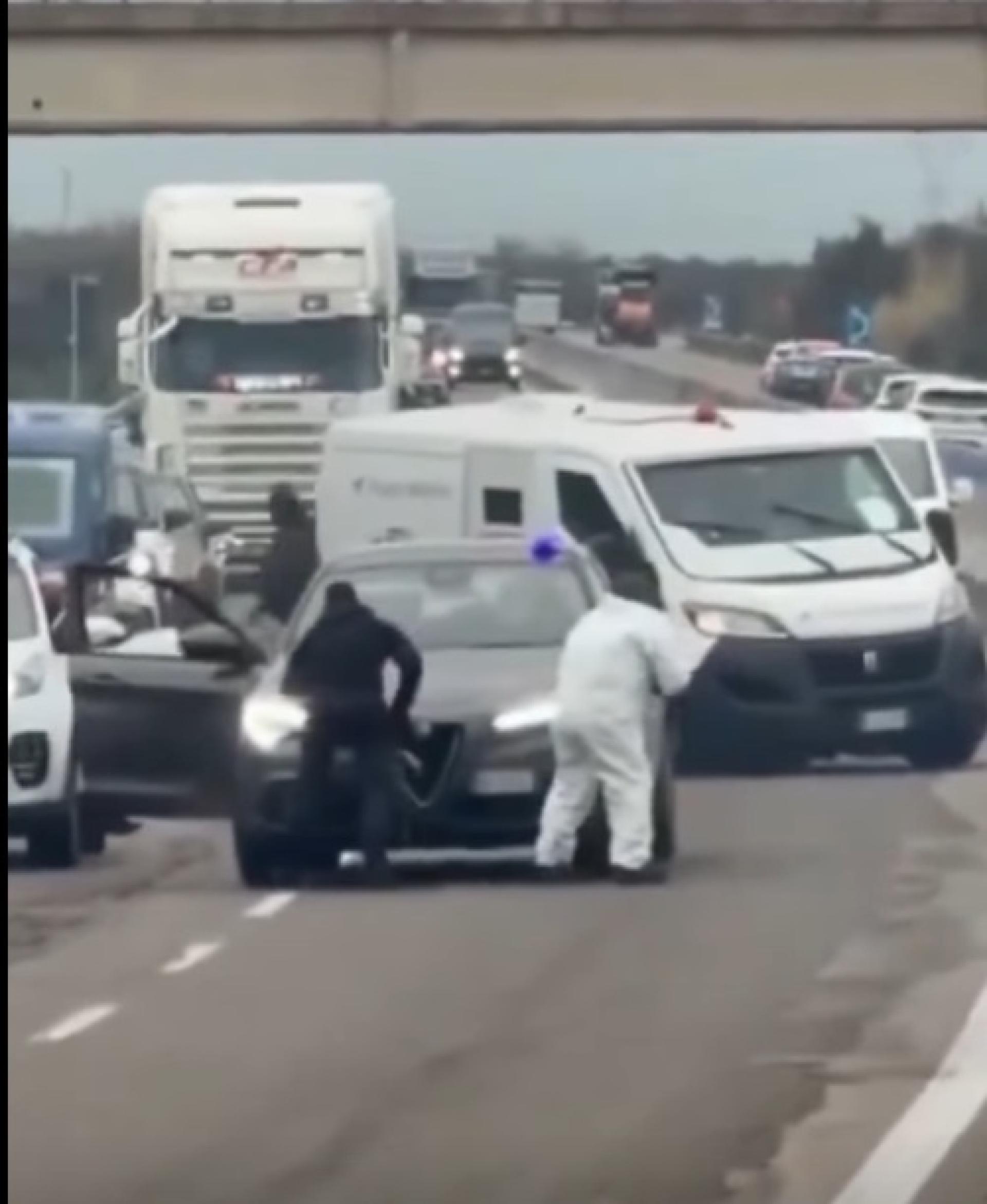 歹徒持枪抢劫运钞车。