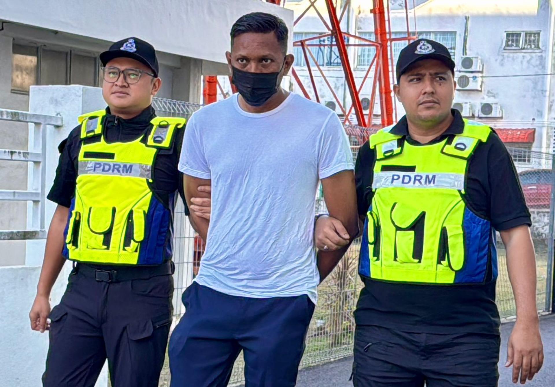 被告在聆听控方宣读两项控状后，承认相关罪行；相关提控程序仍在进行中。