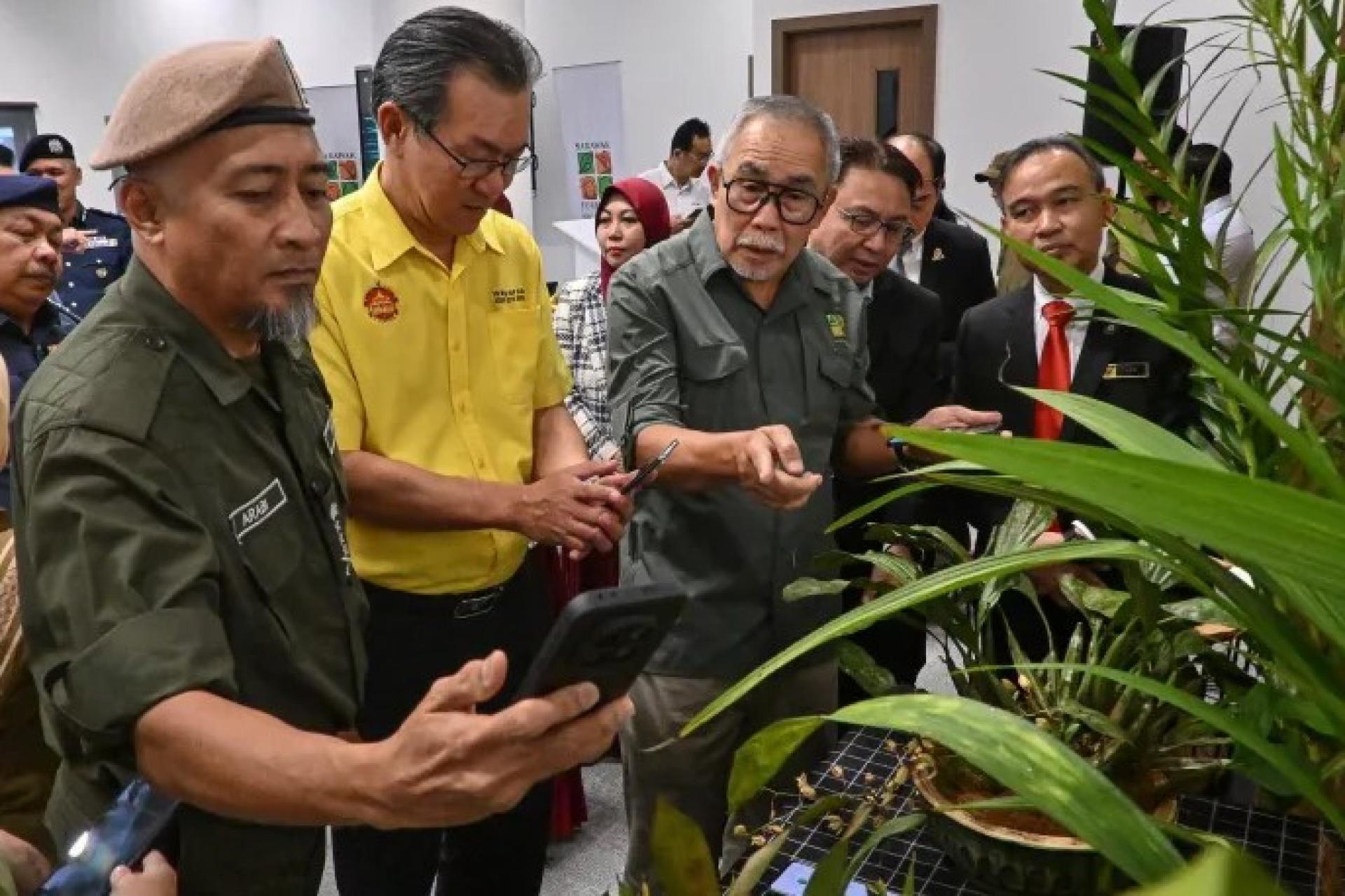 2026年2月10日，连达立（前排右2）在砂拉越森林机构办公室体验SFC新推出的数码应用程序，该应用可让用户识别并了解全州逾500种兰花。