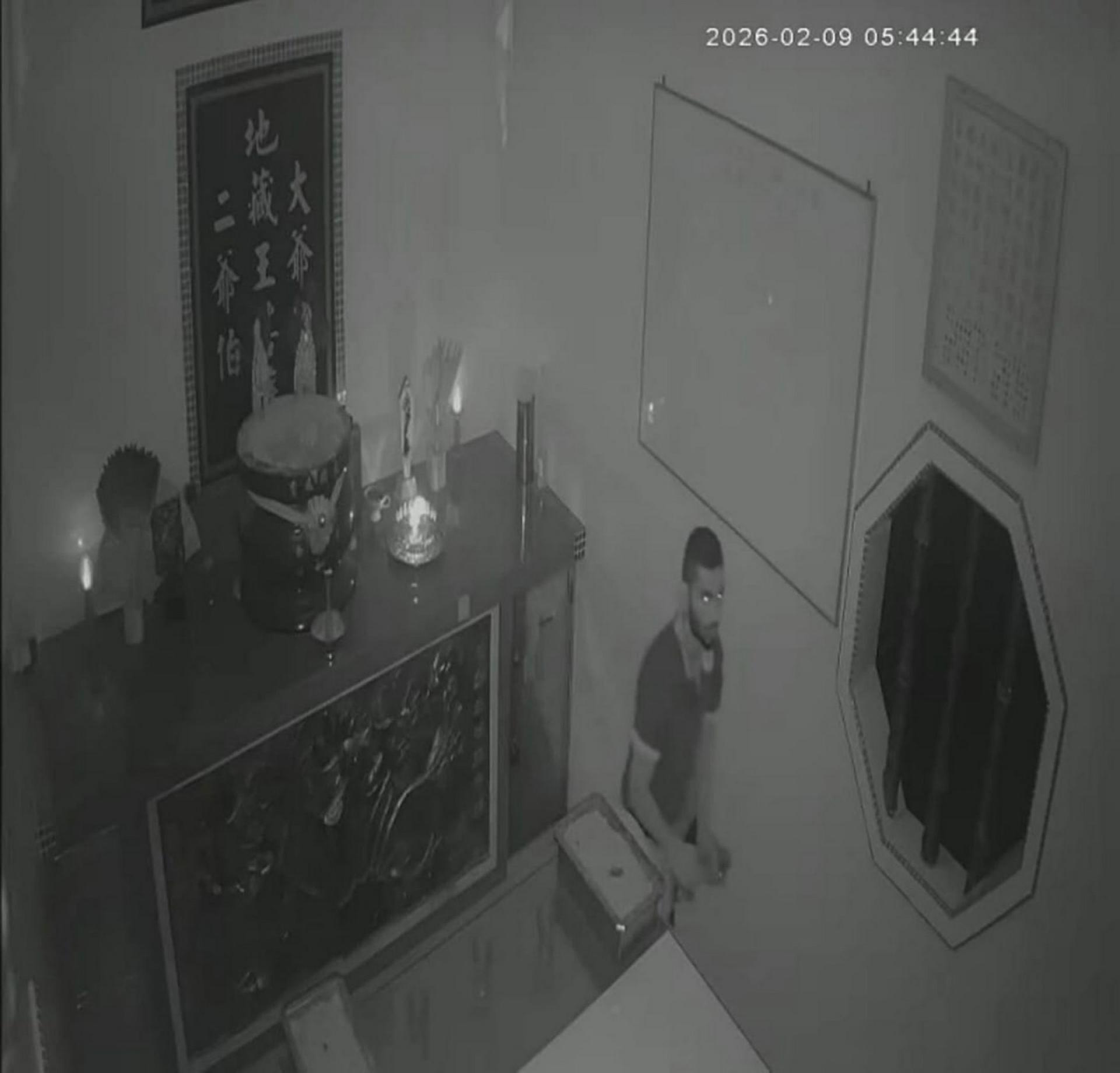 贼徒潜入仙法师公内企图偷窃香油钱，全程被庙内闭路电视拍下。