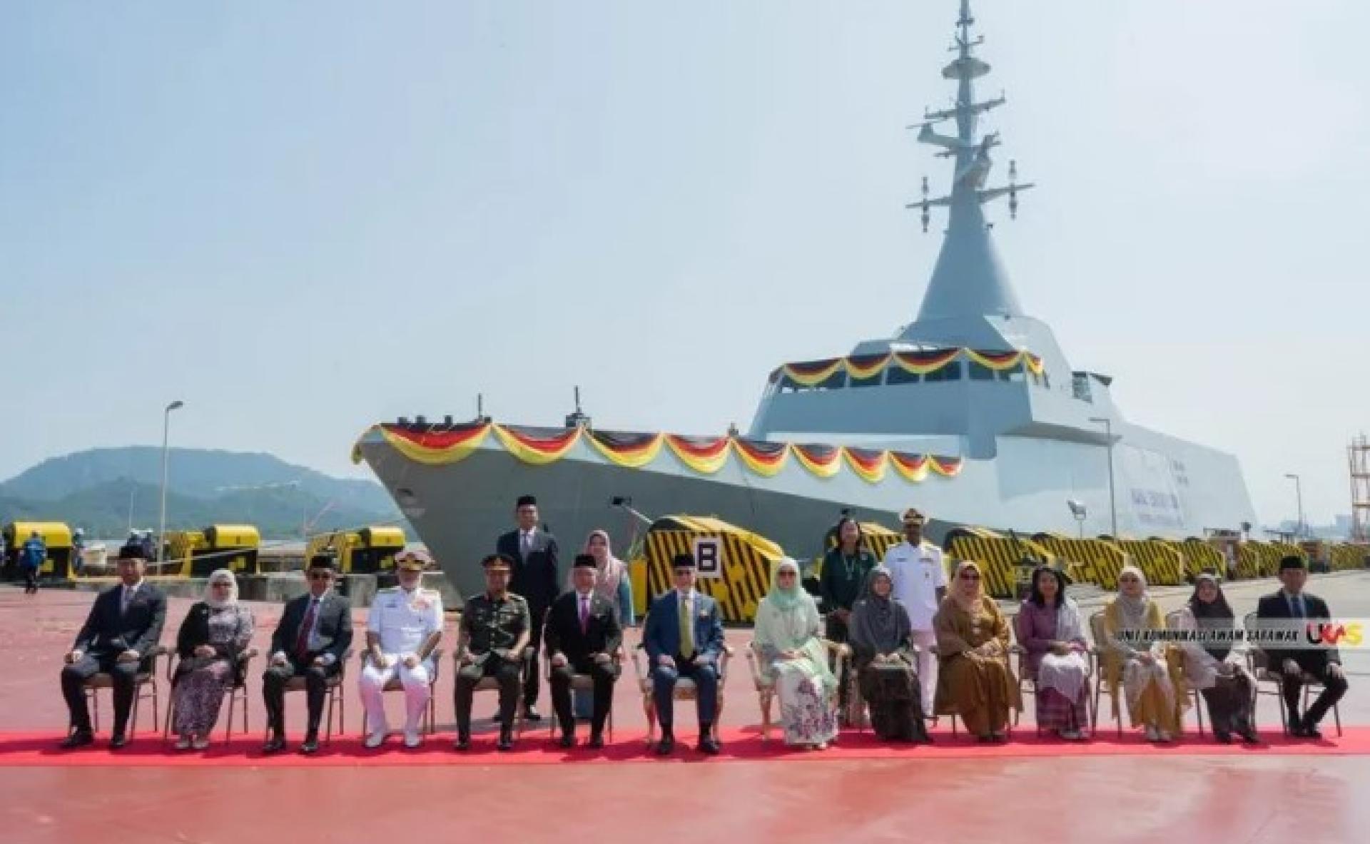 2026年2月10日，法兹雅（前排右7）、旺朱乃迪（前排左7）、阿都卡林（左3）等嘉宾出席在霹雳州皇家海军基地鲁穆特举行的LCS 3下水仪式。