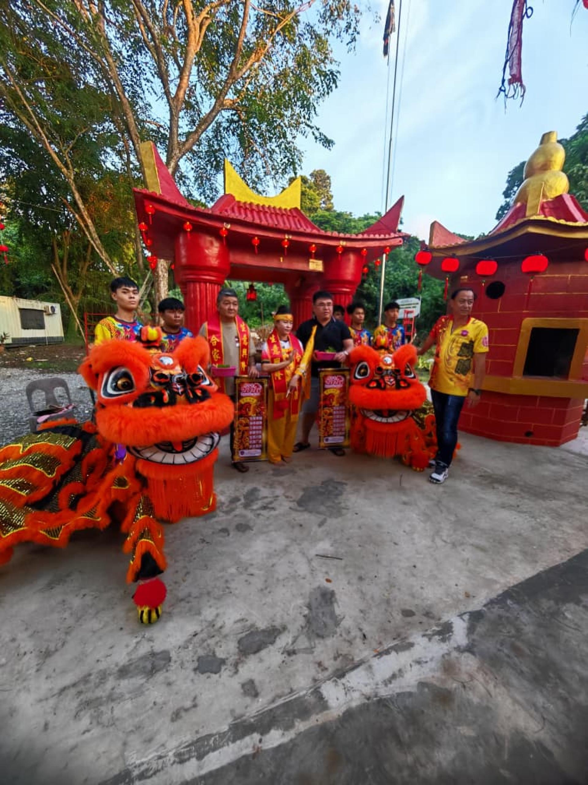 众嘉宾们为新南狮进行点睛仪式。