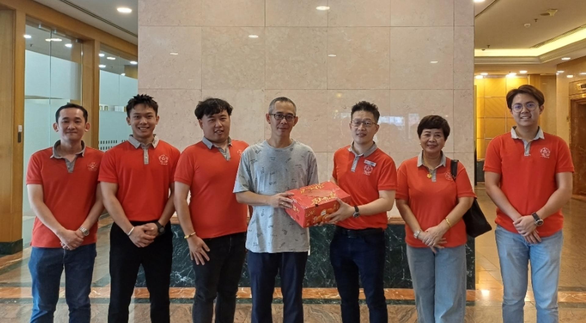 一中校友会会长李嘉浩（右3）将新年柑桔移交给本报记者陈卓伟。在场左起包括为林芝川、官正囍官利权、邓丽玲和杨谦皓。