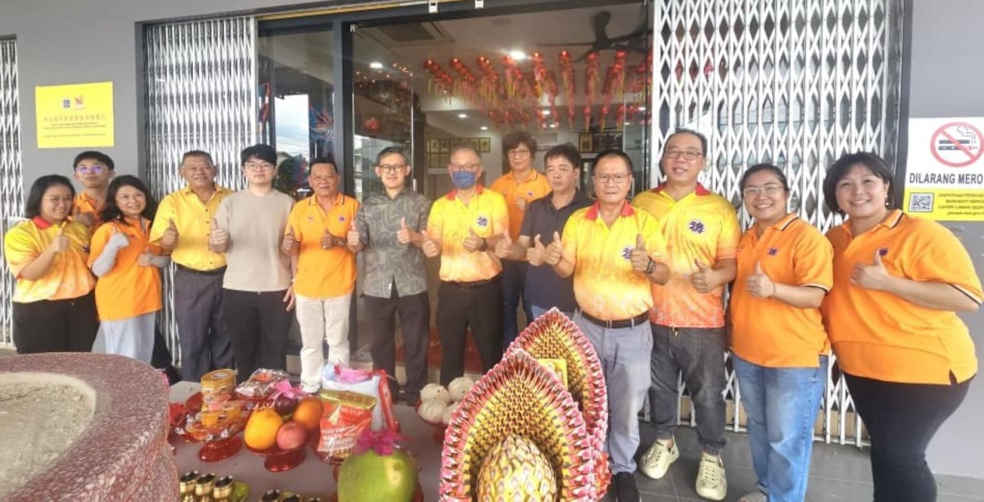 济兴善社署理社长龚德良（左6起）、薛华东、社长陈瑞兴伉俪、许义华、罗炎贤、林庆鸿伉俪、陈桂彬等人在点亮平安灯合影。