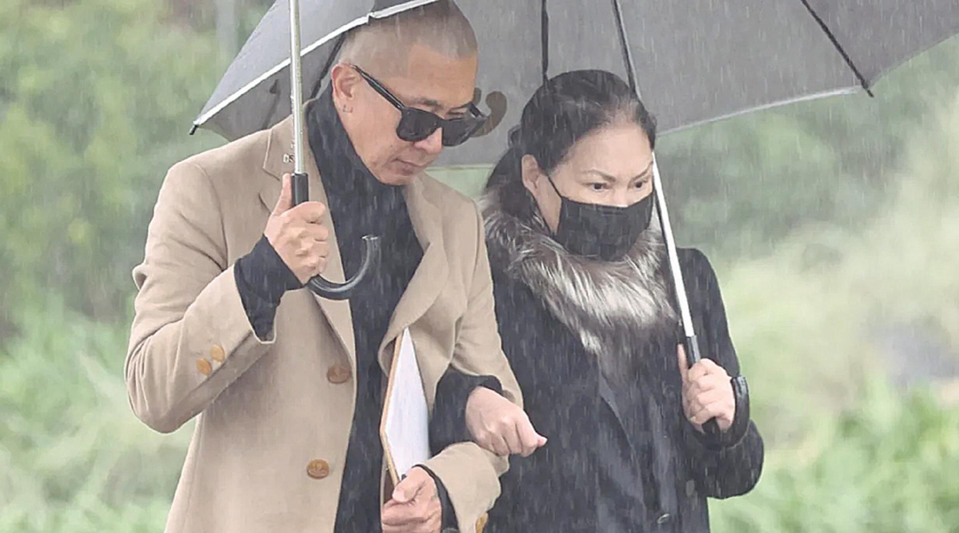 具俊晔和S妈手挽手出席大S雕像揭幕仪式。