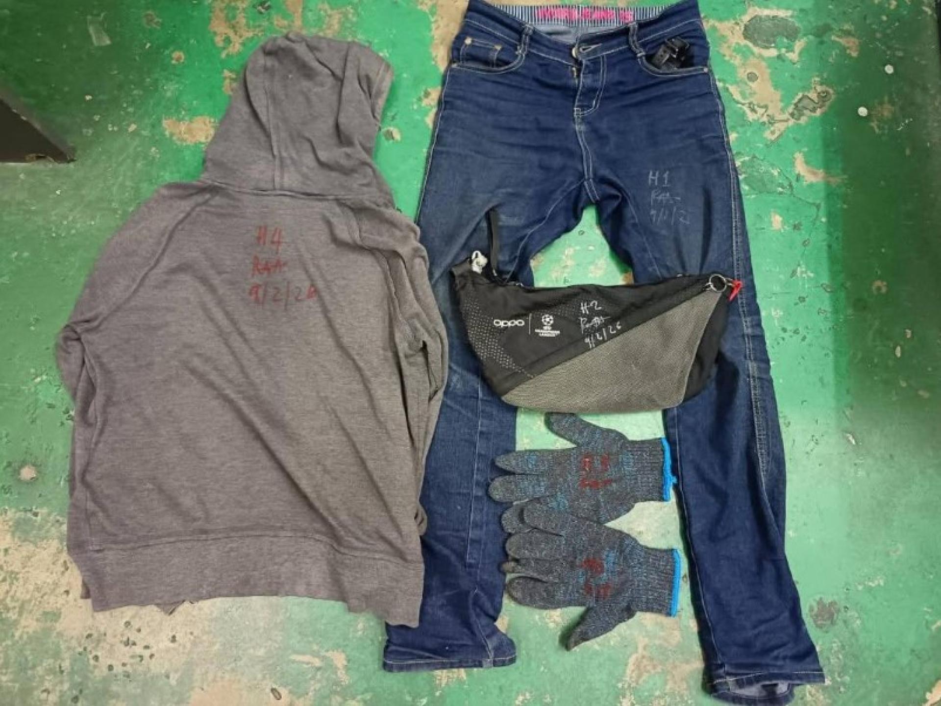 两名嫌犯在市区一间廉价酒店被警方扣留，警方同时起获多件相信与该起破门行窃案件有关的物证。