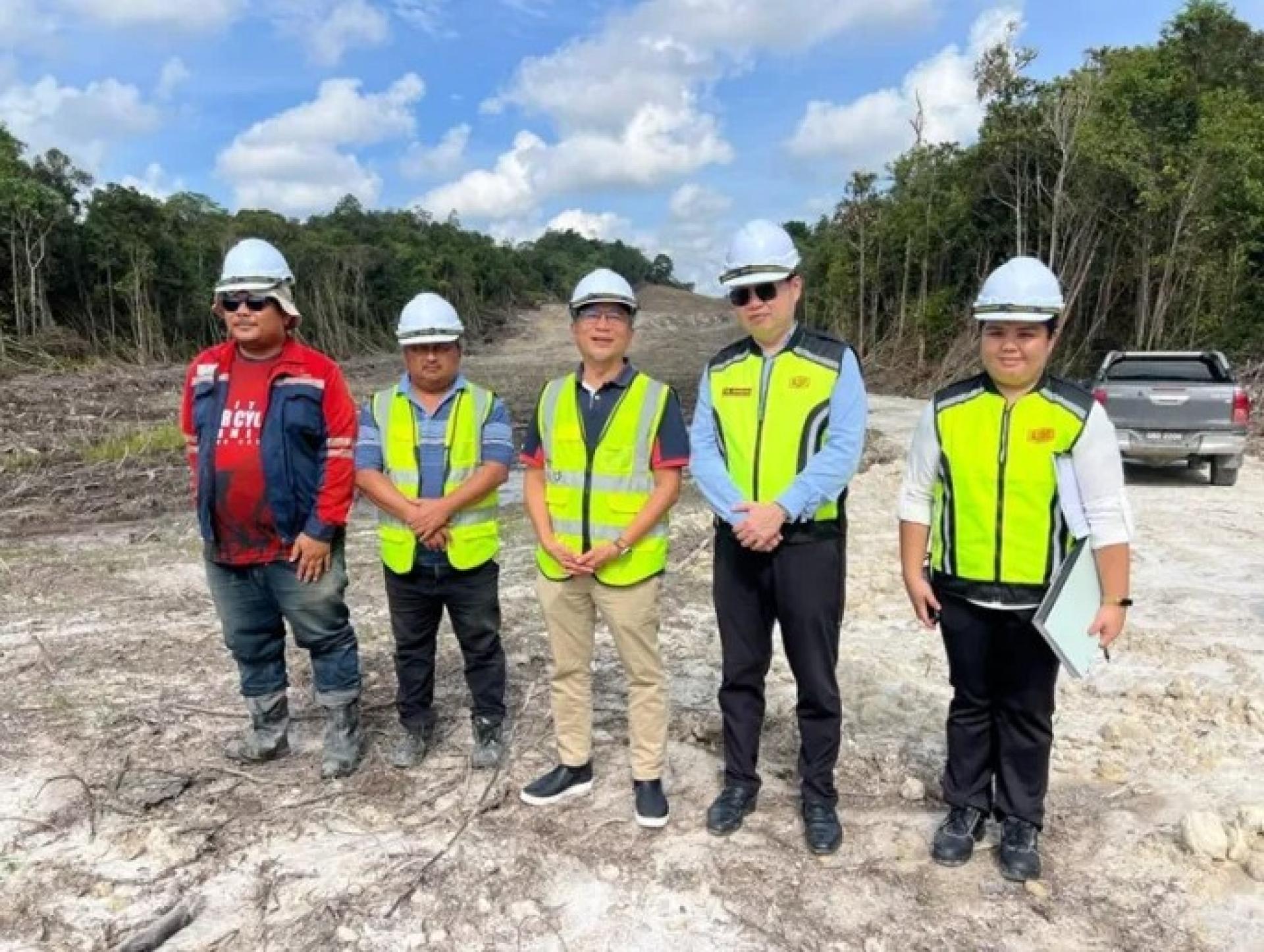 2026年2月10日，安华拉拜博士与公共工程局团队一同视察德古–巴赛–坎木杨公路项目施工进展。