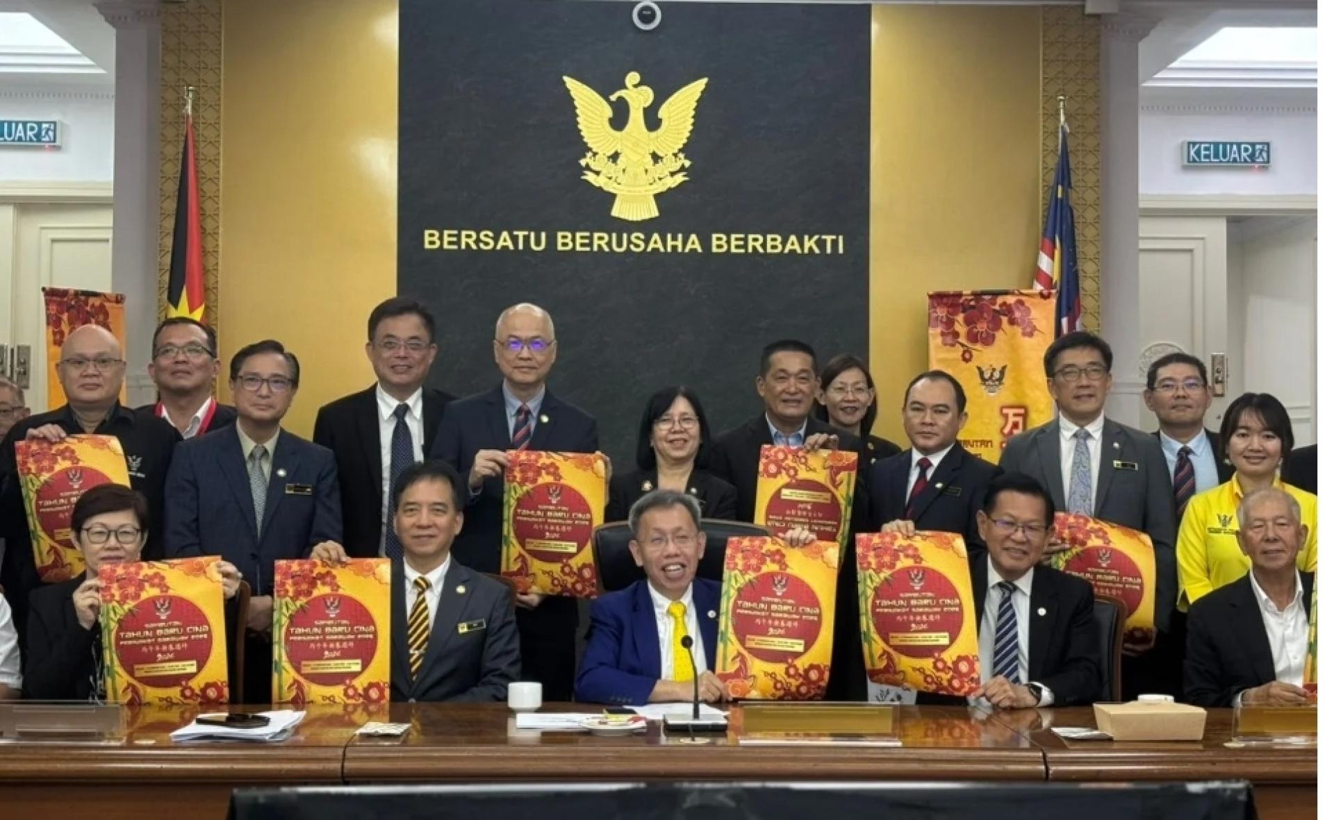 砂副总理拿督阿玛沈桂贤（前中）与众出席者在发布会上展示州际新年开放日海报。