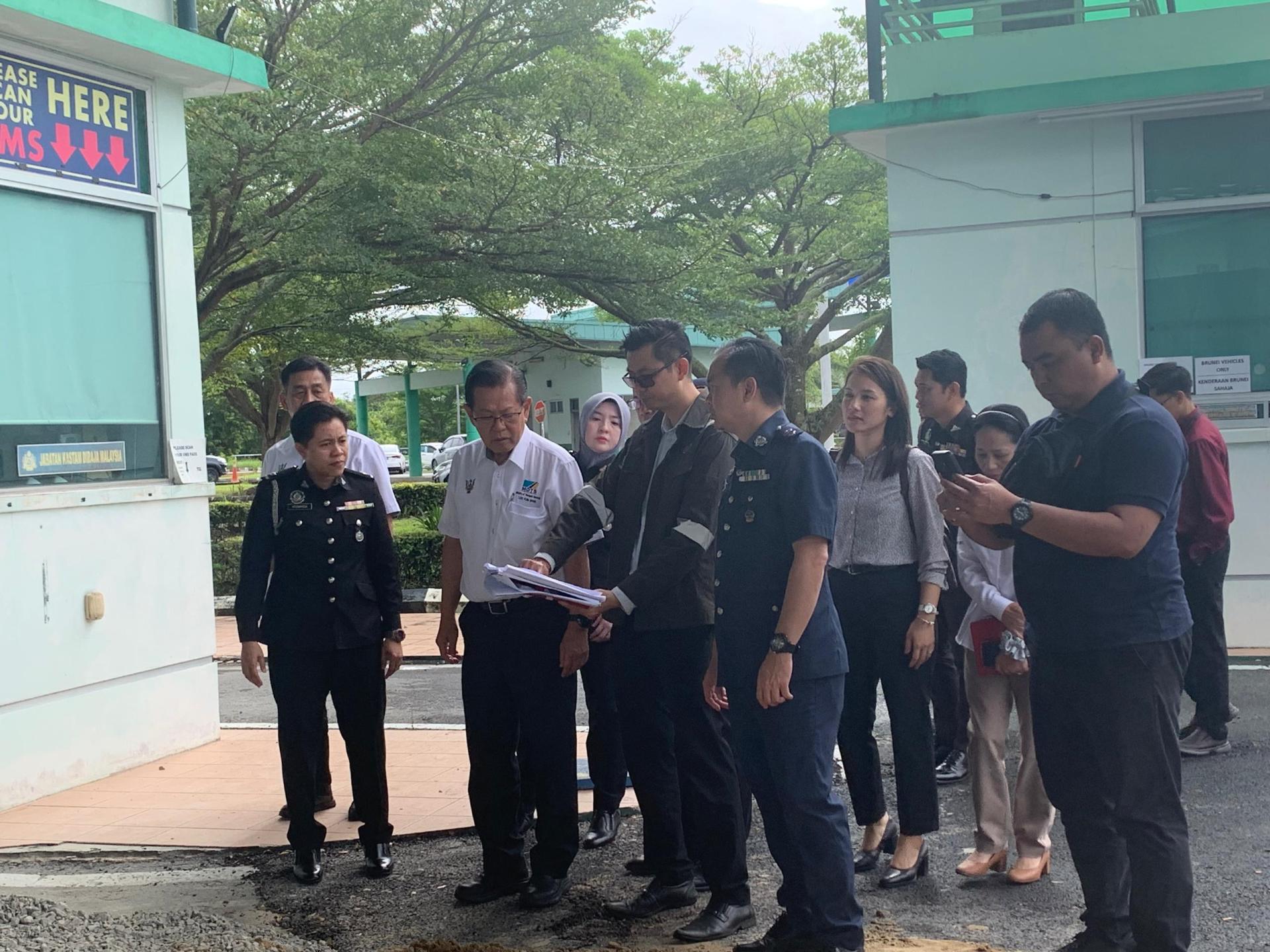 美里副省工程师蔡忠恩向拿督斯里李景胜报告工程进度。