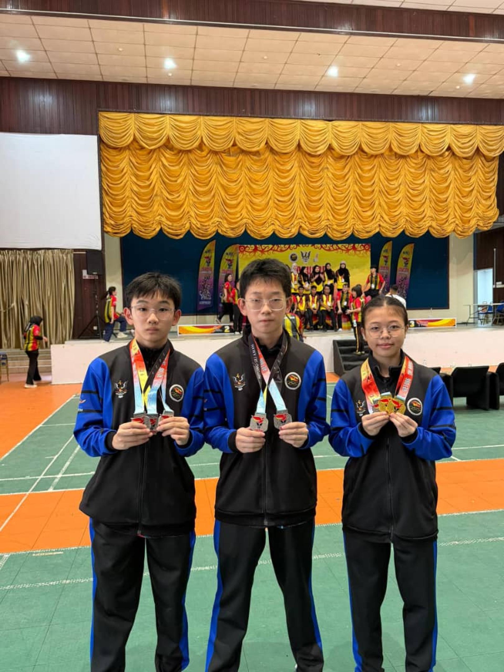 培中3名乒乓好手（左起）杨恩宏、杨恩旋、张喻捷代表北砂区出战“2026年第四届砂拉越运动会”的乒乓赛事获奖。