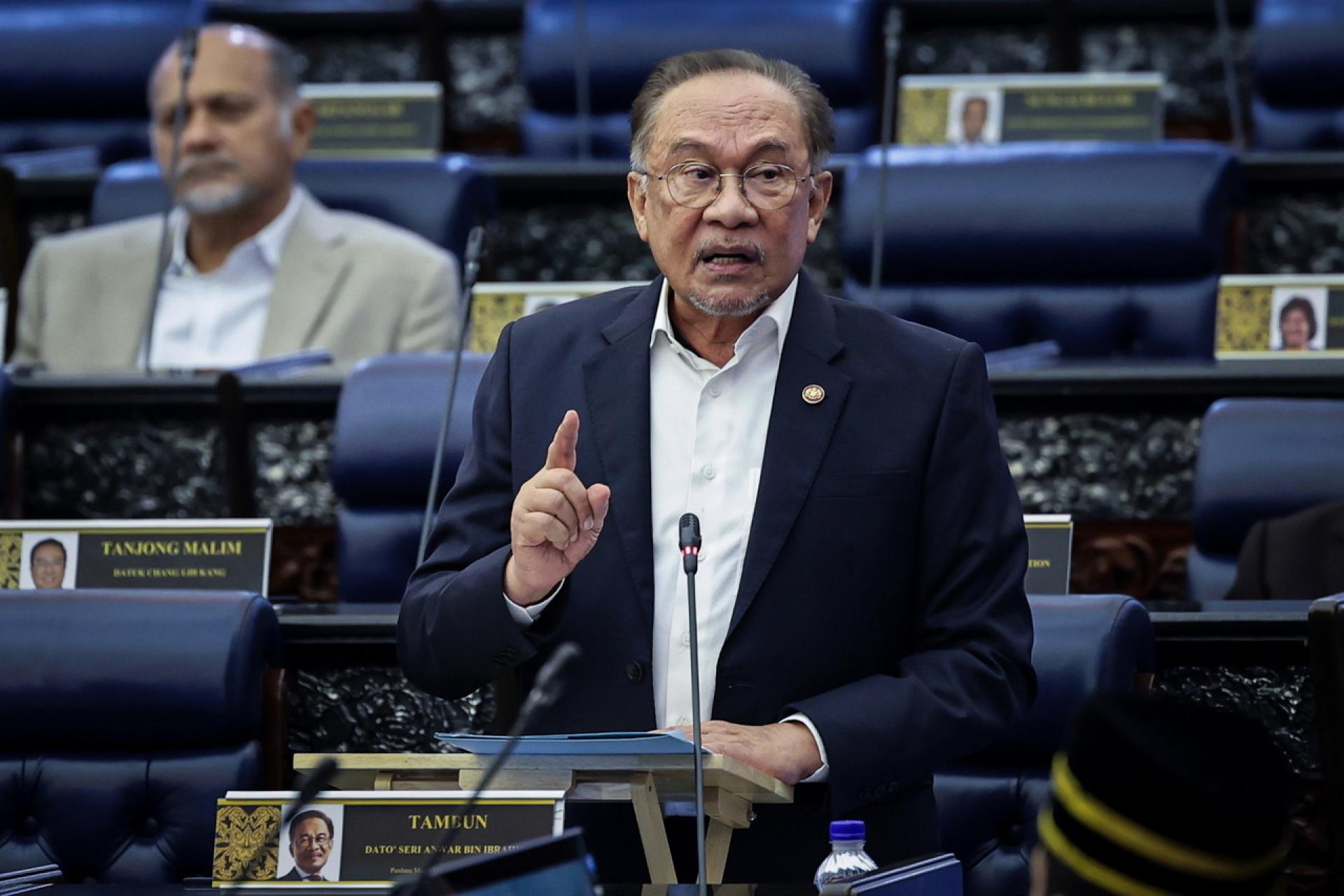 苏丹依布拉欣陛下（右）在国家王宫，接见艾伦达干；陛下指，各造必须遵守法律，包括与土地使用和宗教场所建设有关的事务。