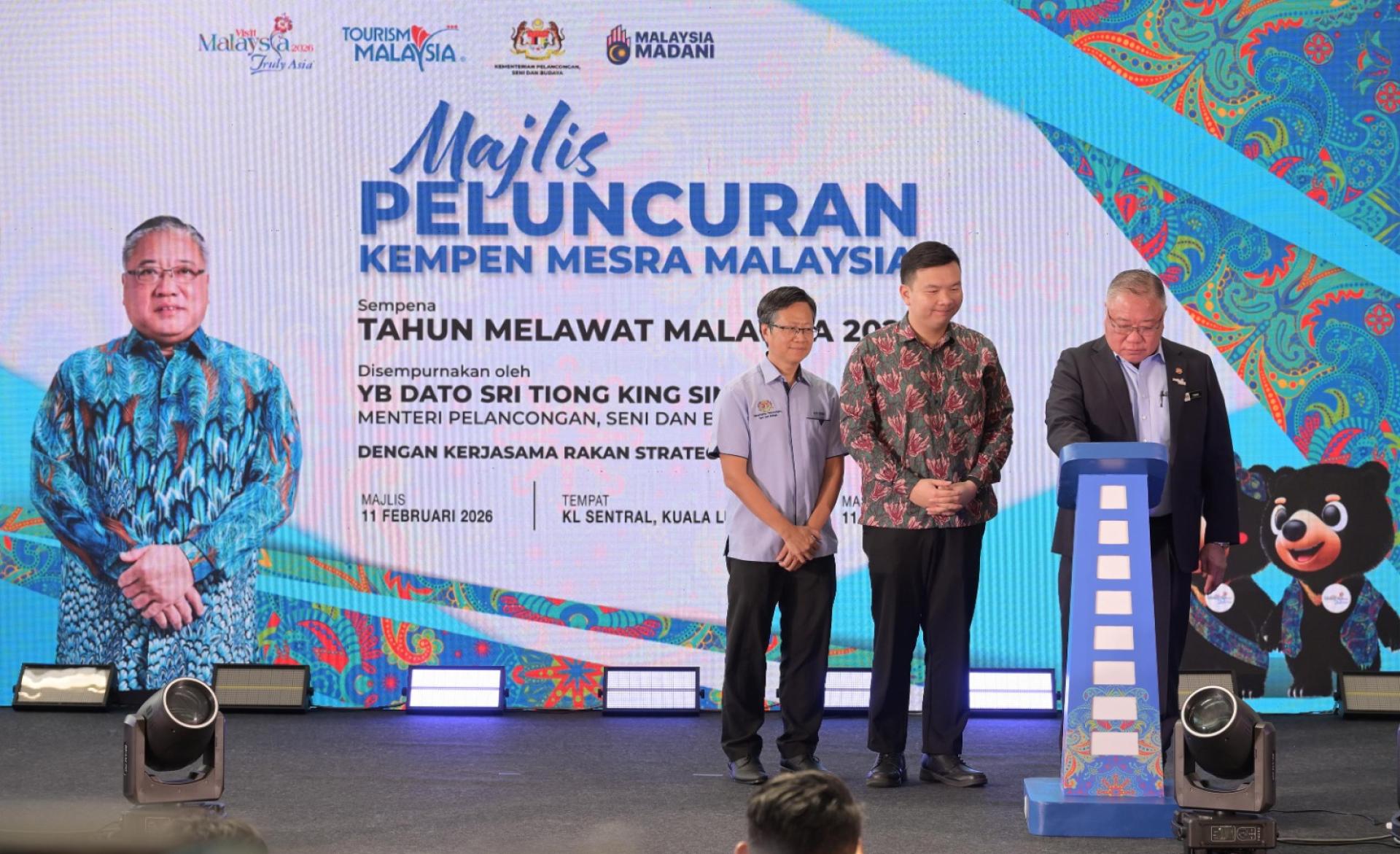 张庆信（右）为马来西亚友好活动主持推介礼。