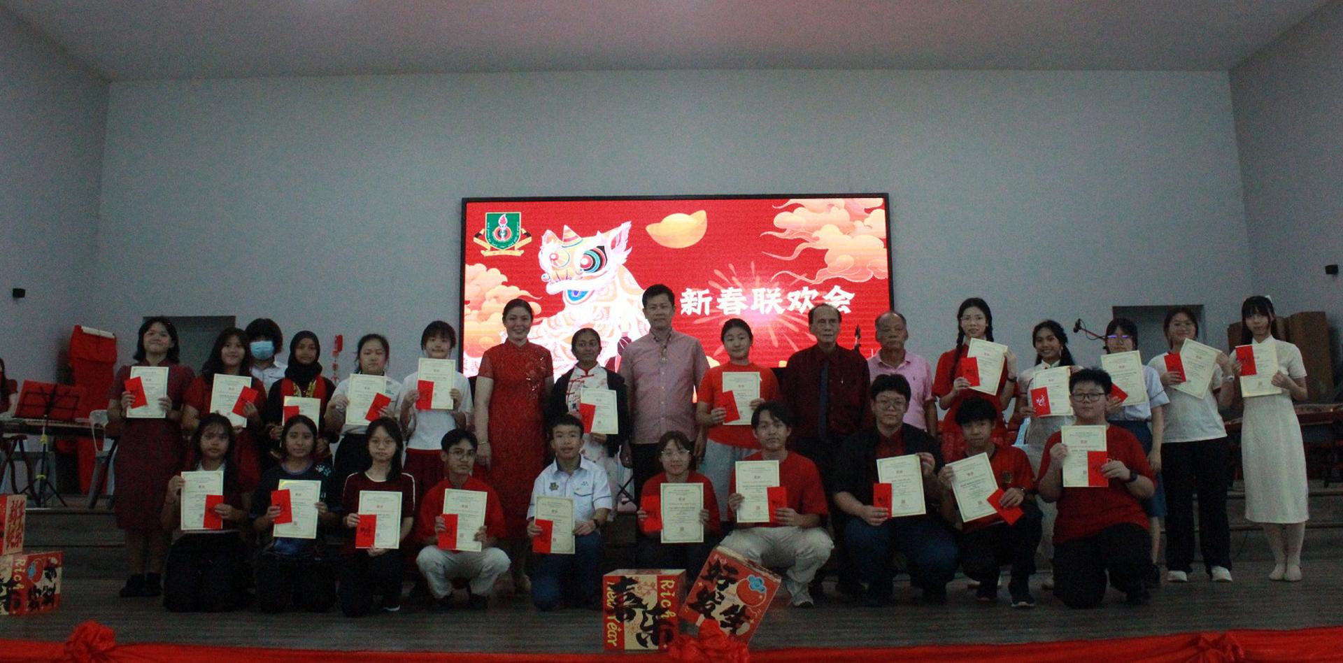 “2026年华总会长奖校内书法赛”成绩揭晓后，各组得奖者与华总会长许信隆合影。左7为江佩娟校长，右6为廉中舞狮主任刘汉平董事，右7为副首席执行长刘世聪先生。