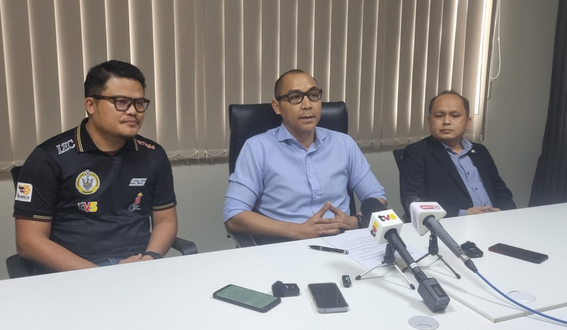 砂拉越足球协会主席拿督法兹鲁丁（中）在发布会上发言。