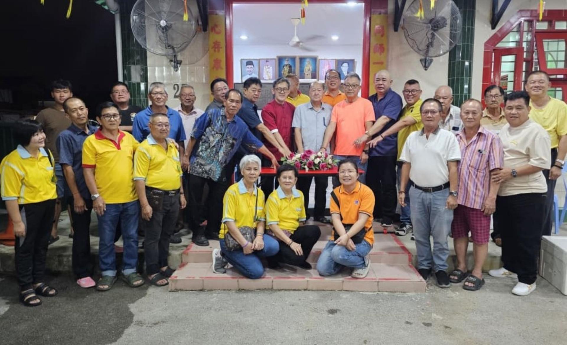 砂同心善堂主席黄国远（左8）与嘉宾连同主宾北市行政委员薛华东（左7）共同主持点亮平安灯仪式。右4起为温燕青、吴豪忠、陈瑞兴，左5起是田瑞财、田志和、许义华等人。