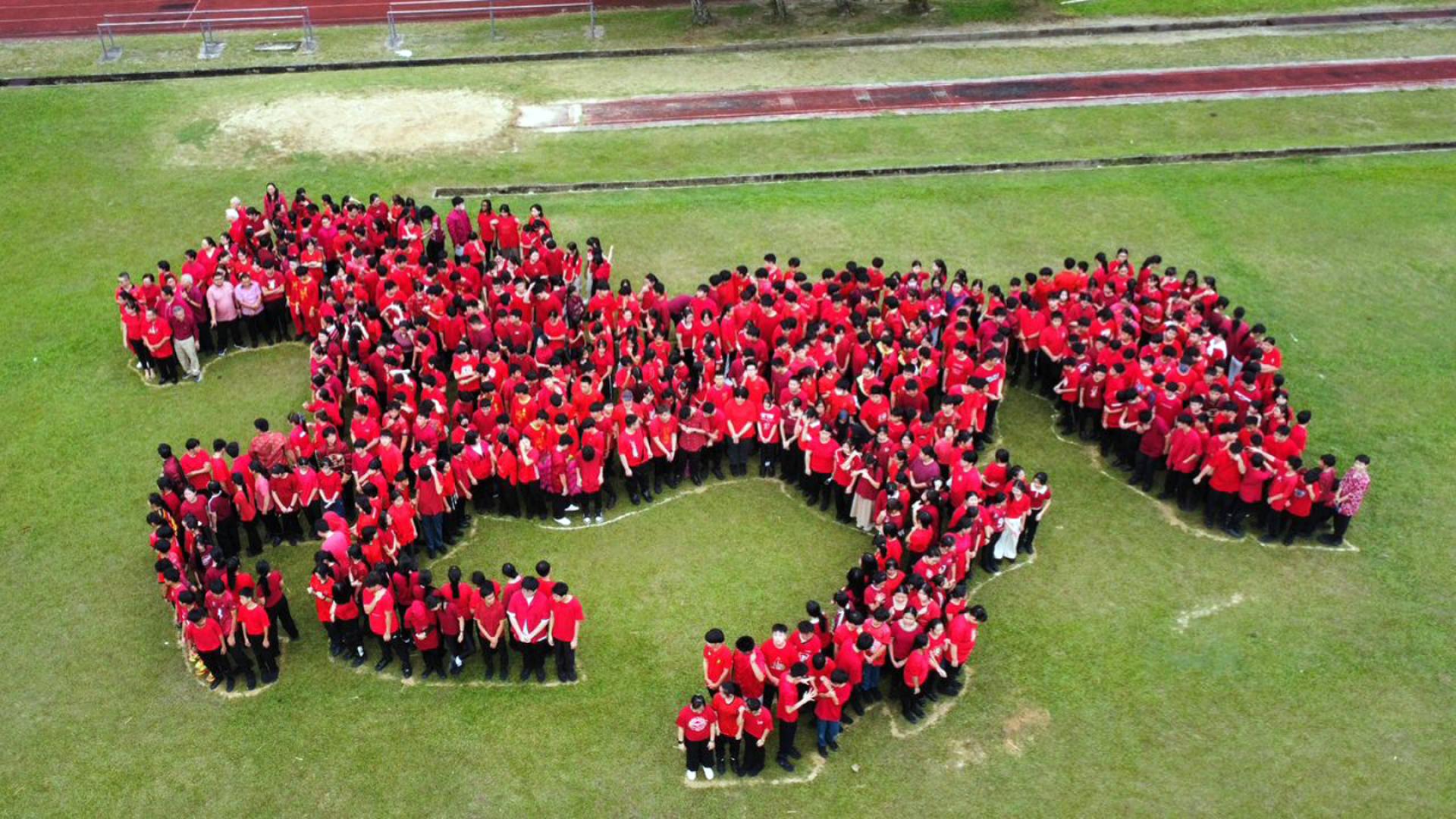 全校师生合力完成象征丙午马年的“大红马”人形阵，彰显廉中一家人的精神风貌。