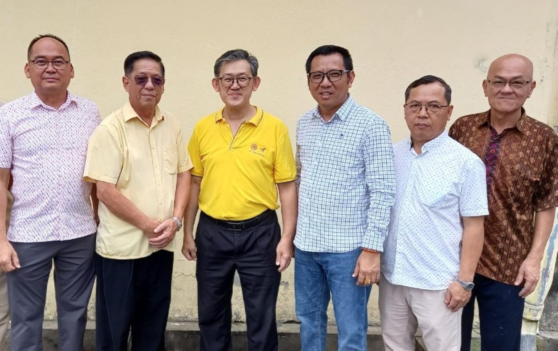 天猛公拿督陈如飞（左2）、北市行政委员薛华东（左3）对四方楼诊所开始提供夜间治疗服务赞好。左是拿督龚财兴；右起为田云华、张联发、拿督蔡传伟。