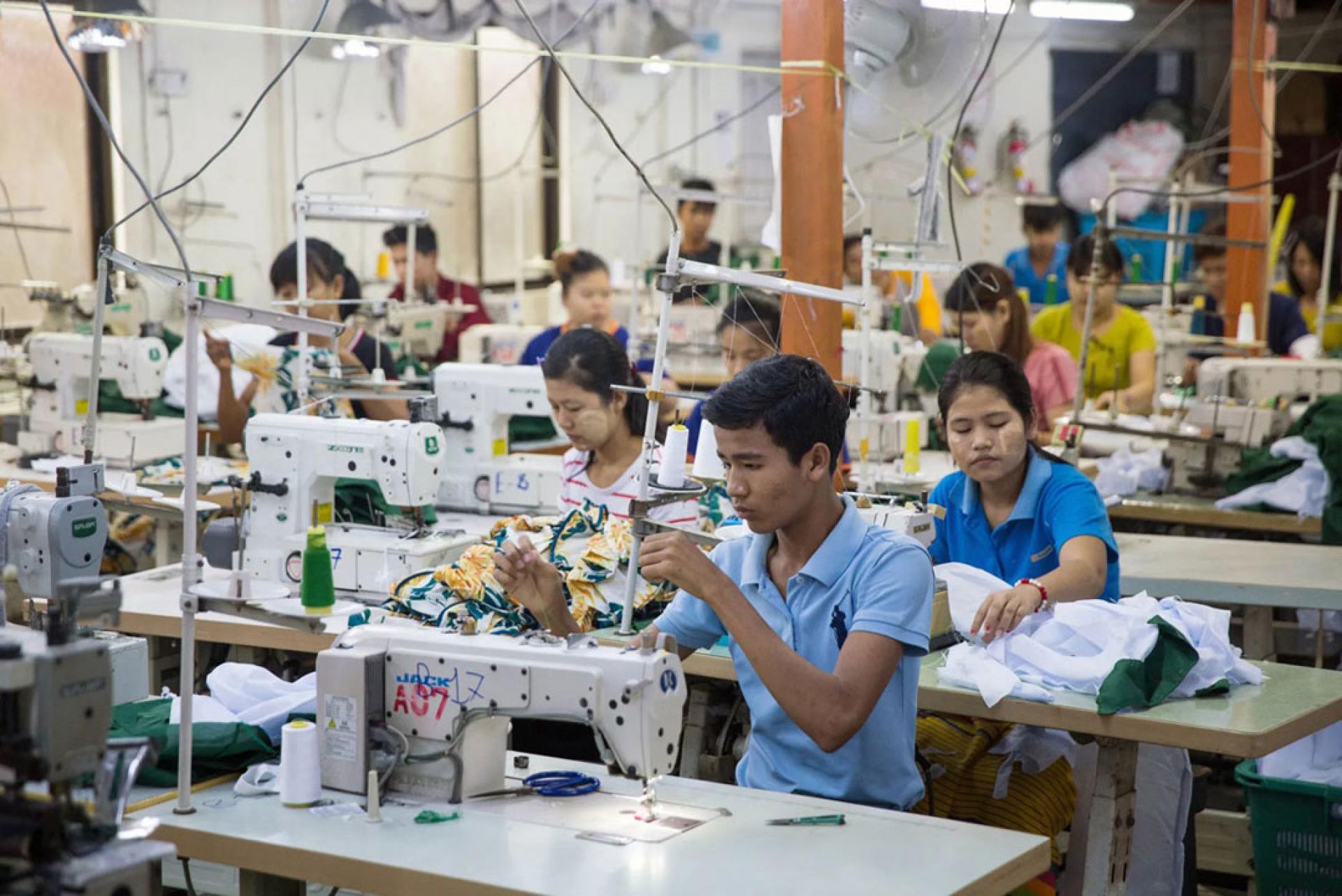 外资在在缅甸仰光市开设成衣制造厂。