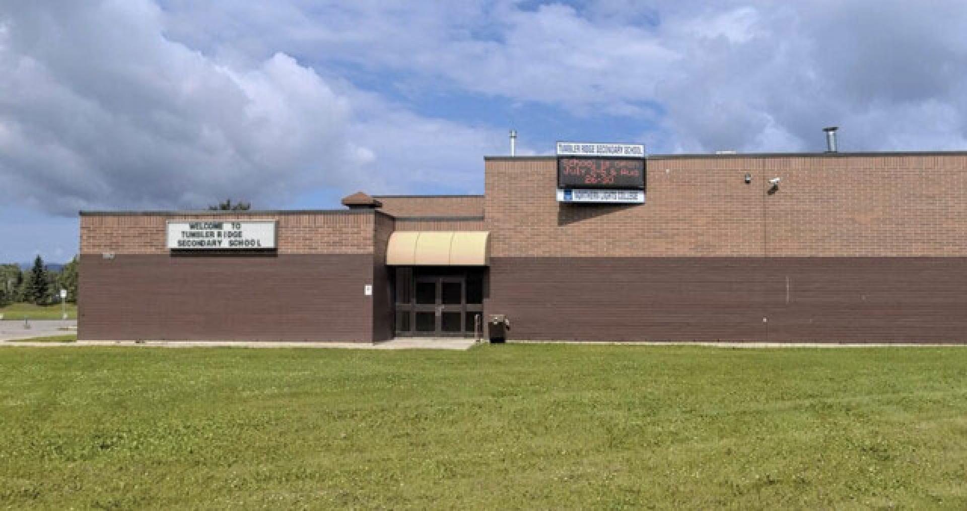 加拿大一高中爆枪击事件。