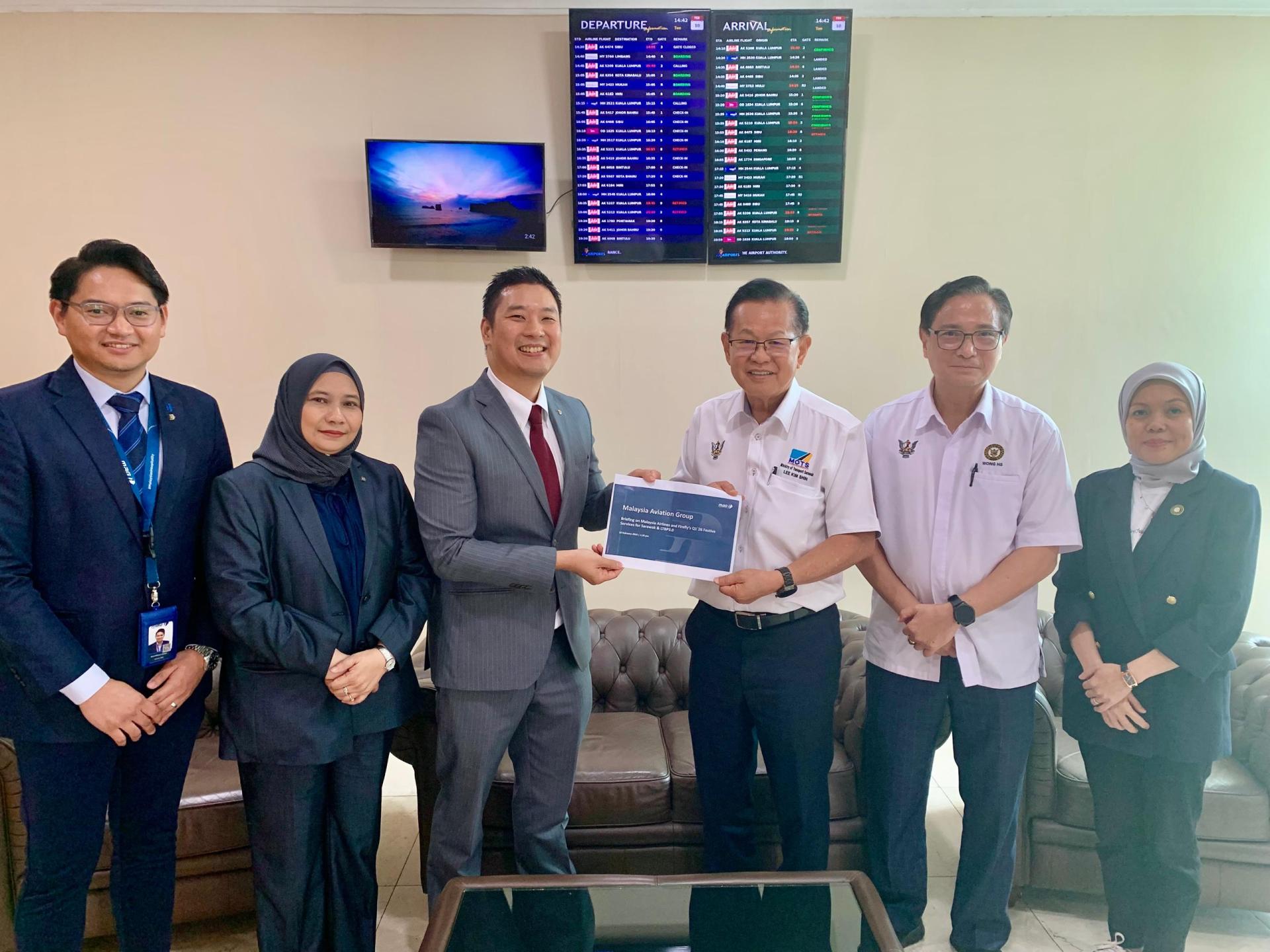 大马航空集团代表移交简报给拿督斯里李景胜。