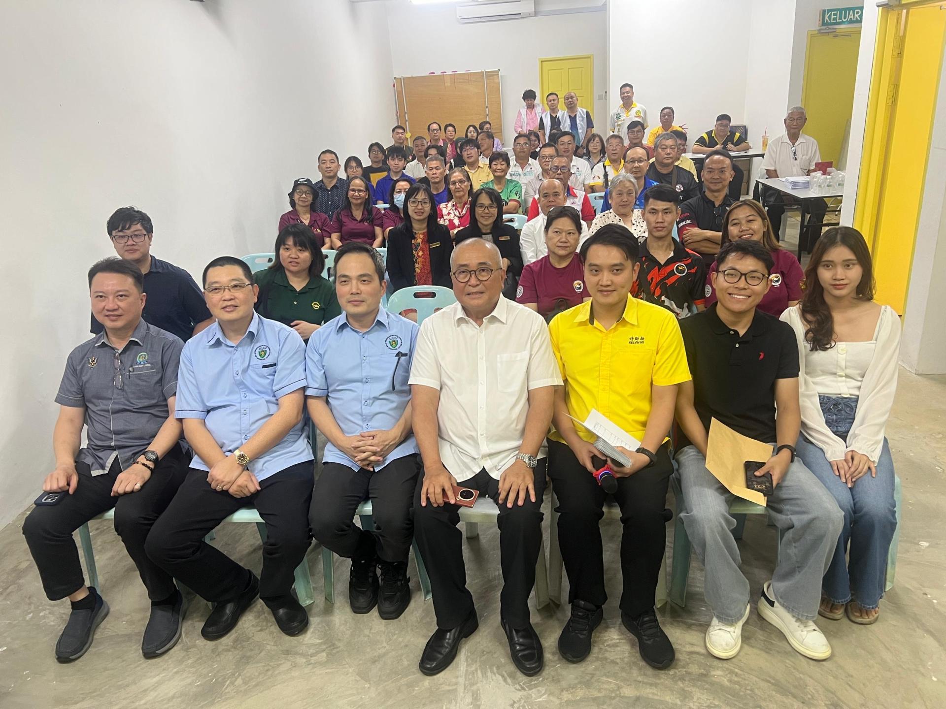 人联党埔奕支部主席俞小珊（前排右四）与受惠单位代表合影。