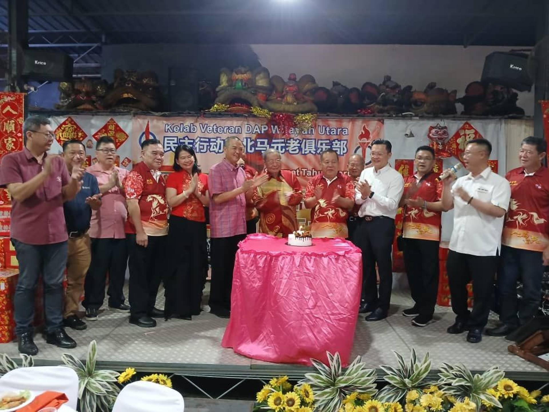 赖国平（右6）率领众受邀嘉宾为林吉祥（右7）庆祝生日。