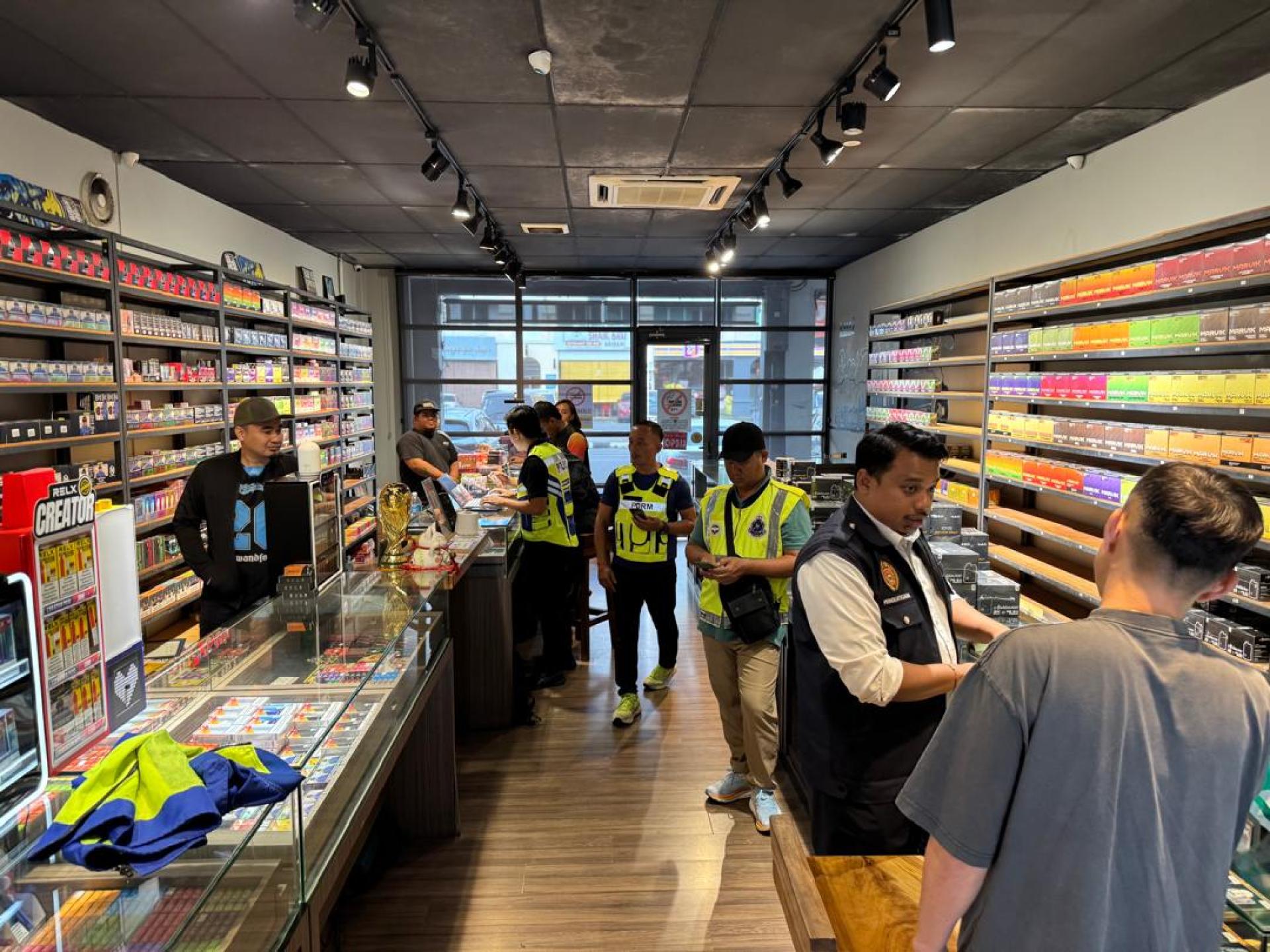 美里卫生局于本月10日展开大规模联合执法行动，其中一家电子烟销售点接受检查时影。