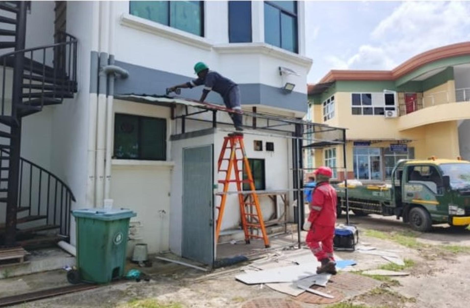 建筑工人正在拆除违章建筑。