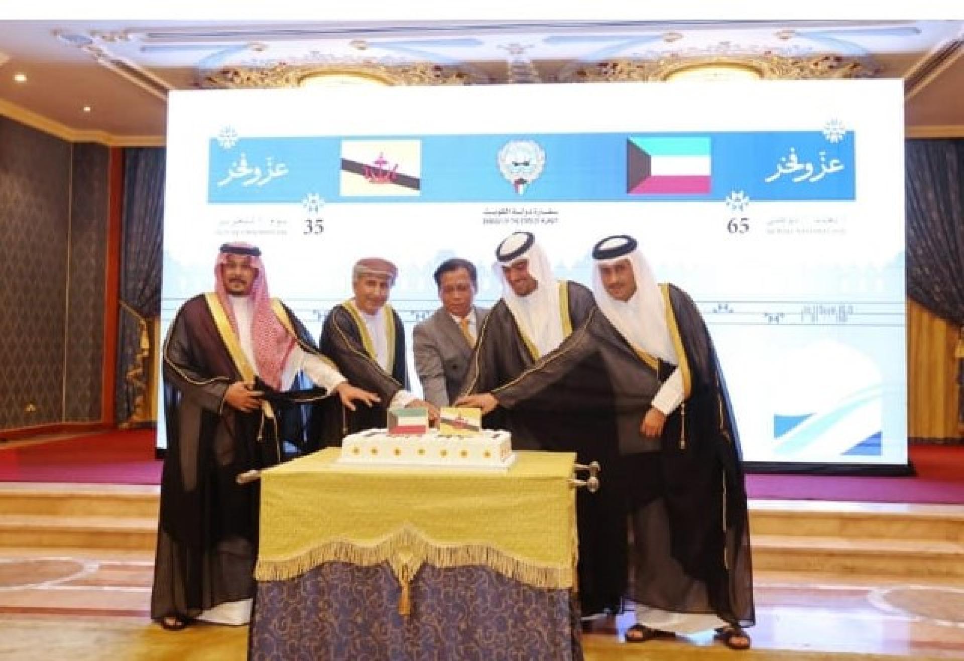 首相府副部长拿督索安与科威特驻汶莱临时代办阿都拉奥贝德等人共切国庆蛋糕