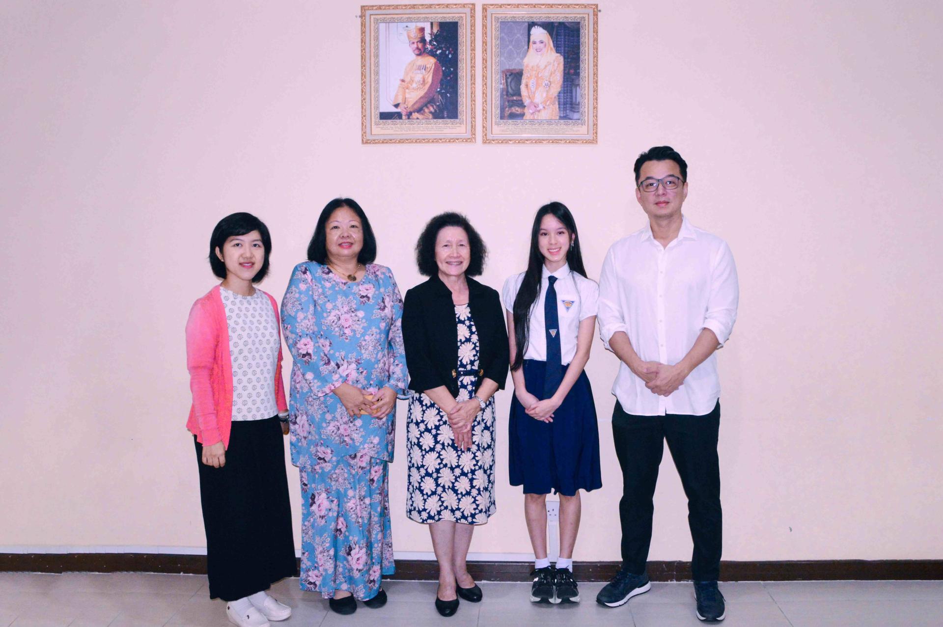 获得华中全额奖学金的钱惠琪同学与师长及家长合影。左起依次为汶中辅导员朱世露老师，陈美典助理校长、许月兰校长、钱惠琪及其父亲。