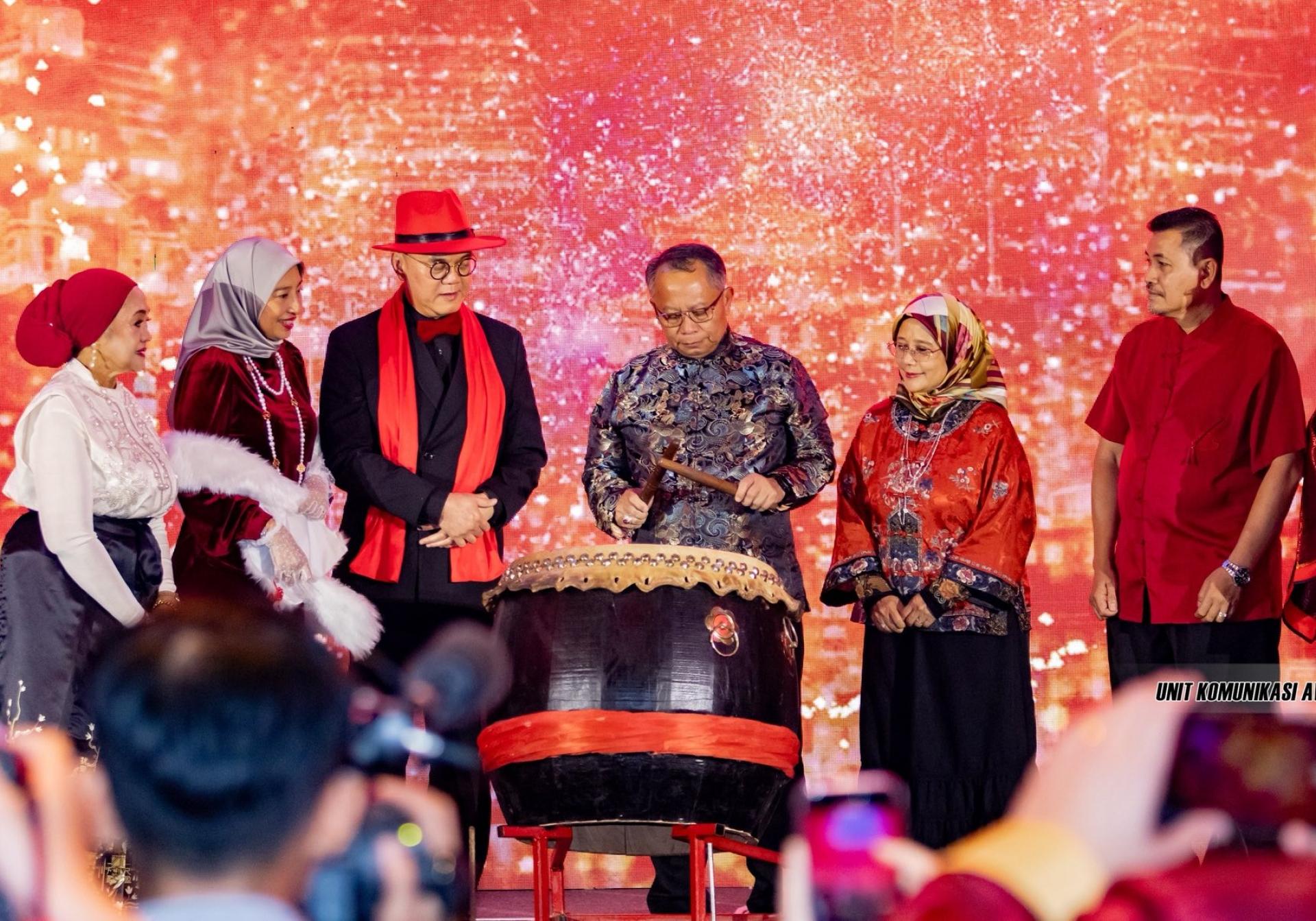 砂州务秘书拿督阿玛阿布巴卡（右3）为活动主持仪式。其左为民都鲁港口控股有限公司总裁拿督罗斯兰阿都嘉尼。