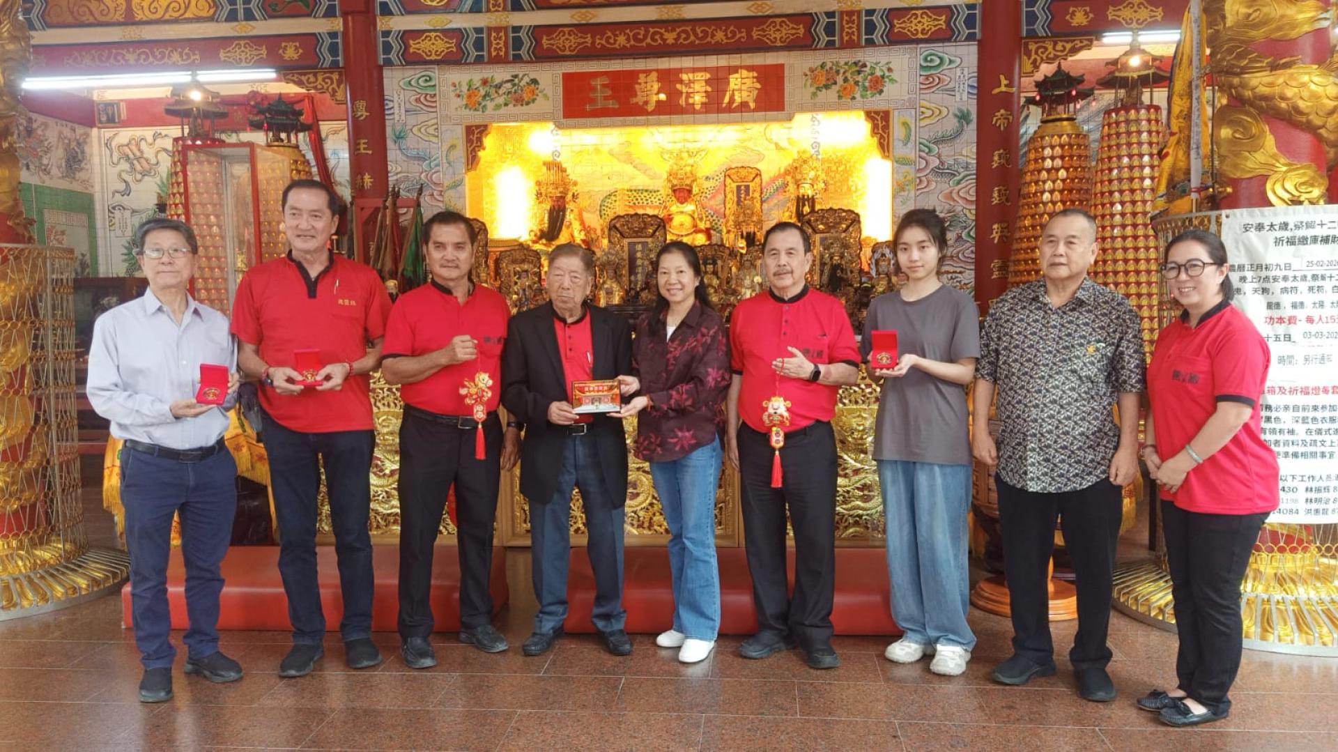 李永贞董事长赠送纪念品予广西民族大学潘艳勤教授