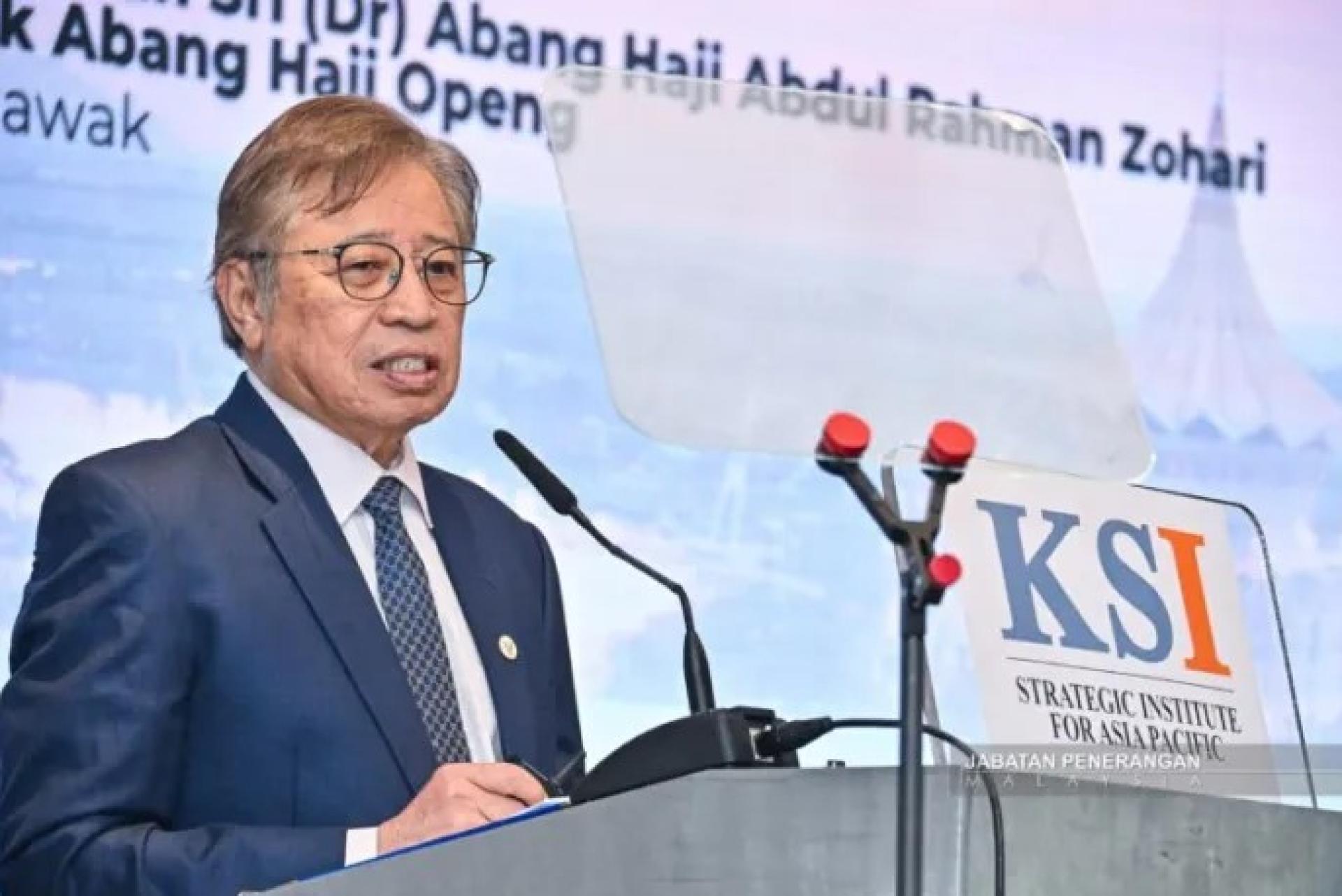 阿邦佐哈里于2026年2月12日在东盟砂拉越工商经济论坛发表讲话。