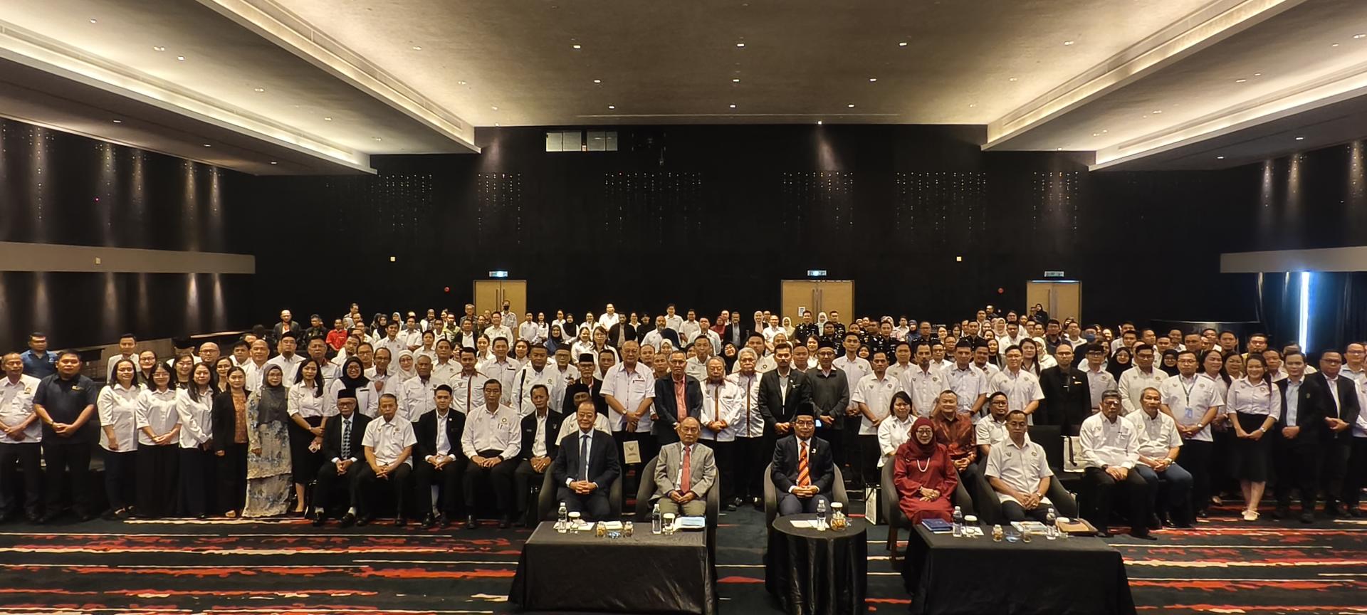 “2026年监察专员署与砂拉越公务员及社区（北部地区）市政厅交流会”开幕嘉宾和与会者合影。