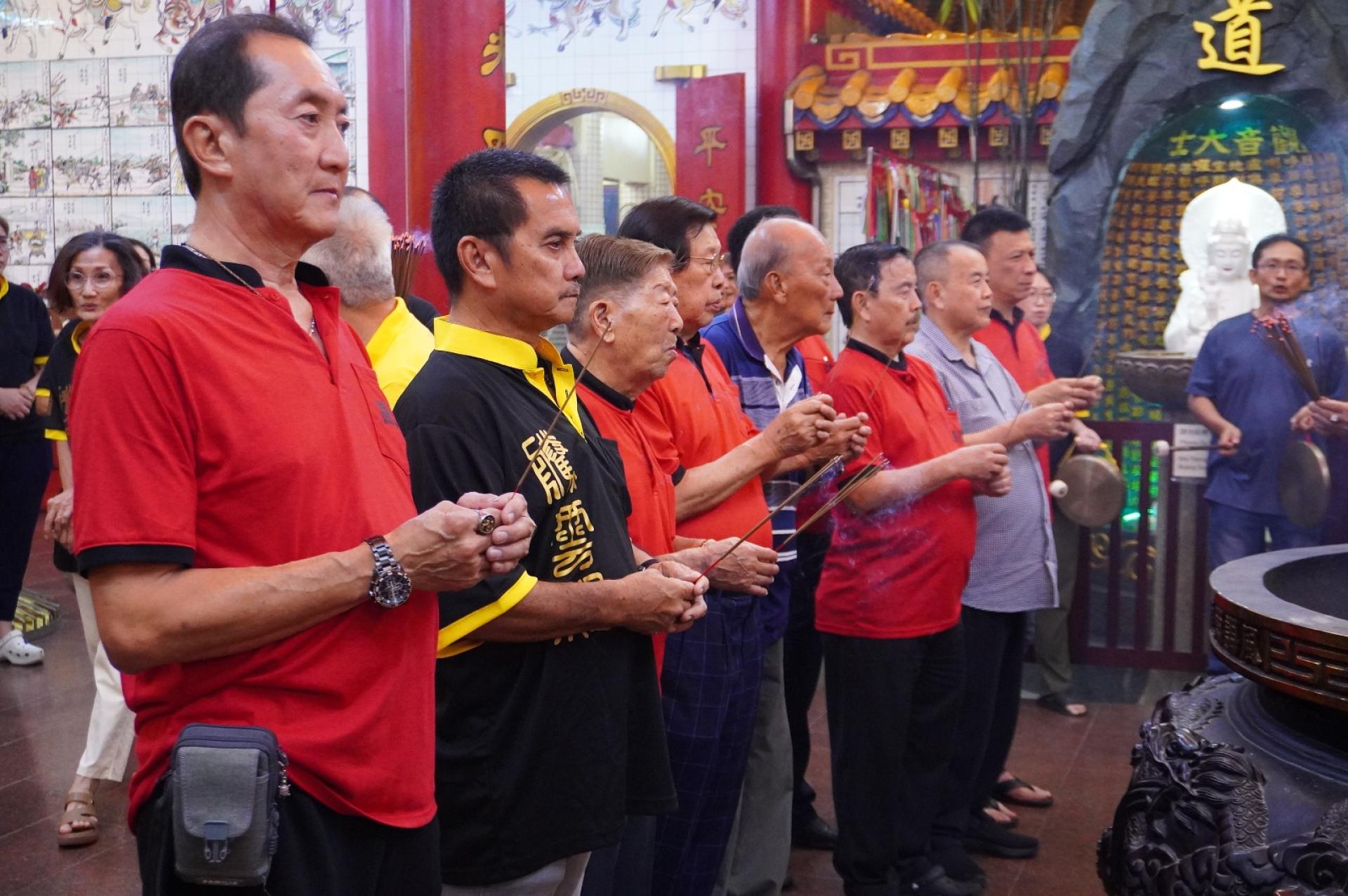 李永贞董事长、会务顾问丕显甲必丹拿督吴景进与该殿董事拜祭