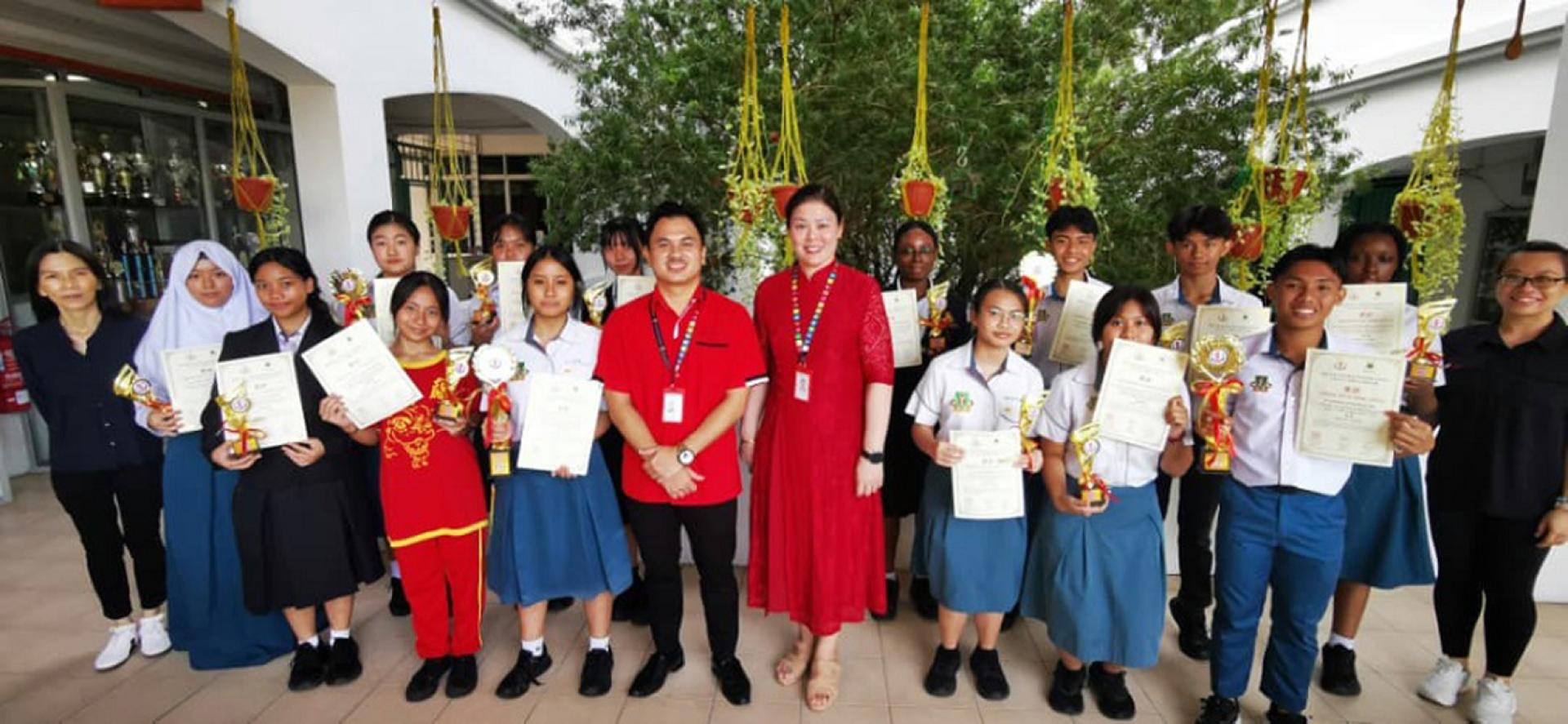 所有得奖者与江佩娟校长和康亚雄联课副校长合摄。